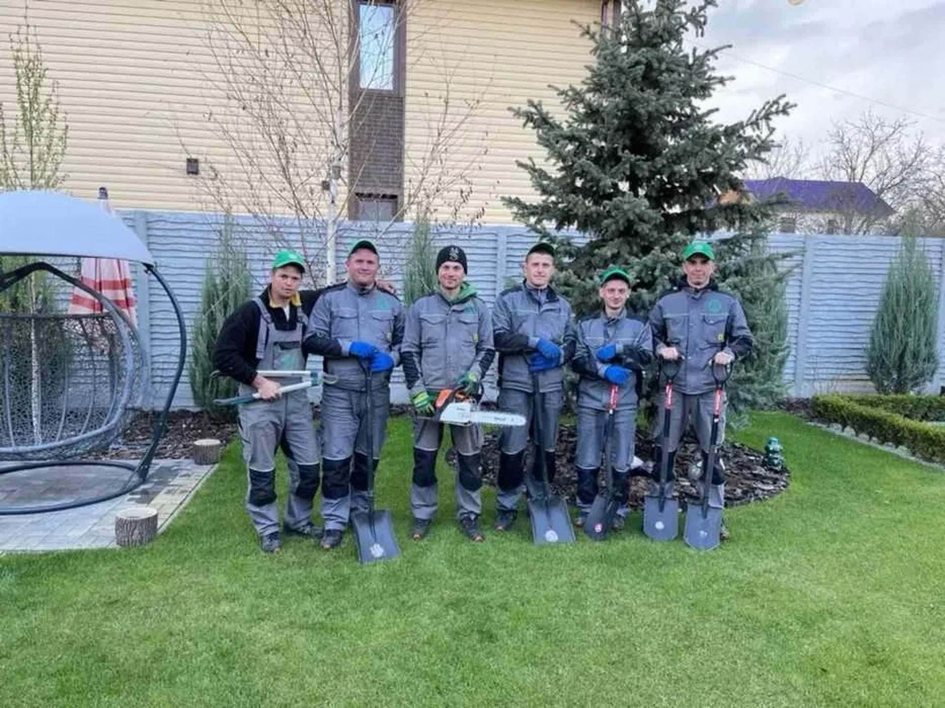 Садівник, Догляд, Стрижка обрізка, посадка дерев, Газон топіарій