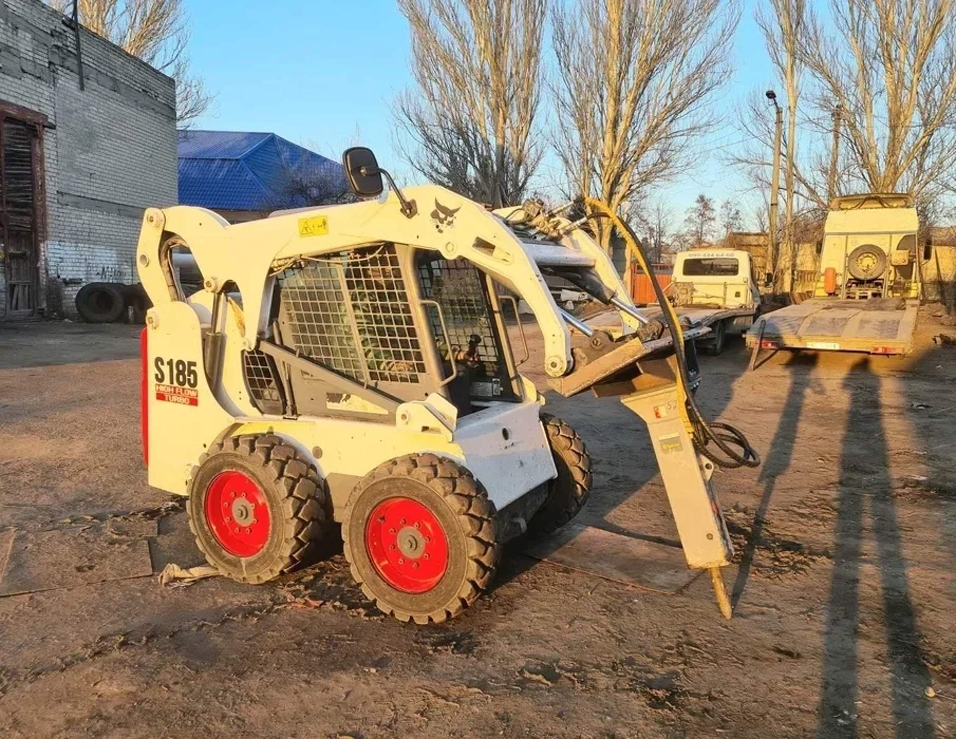 Міні-навантажувач Bobcat S 185 для дорожньо-будівельних робіт