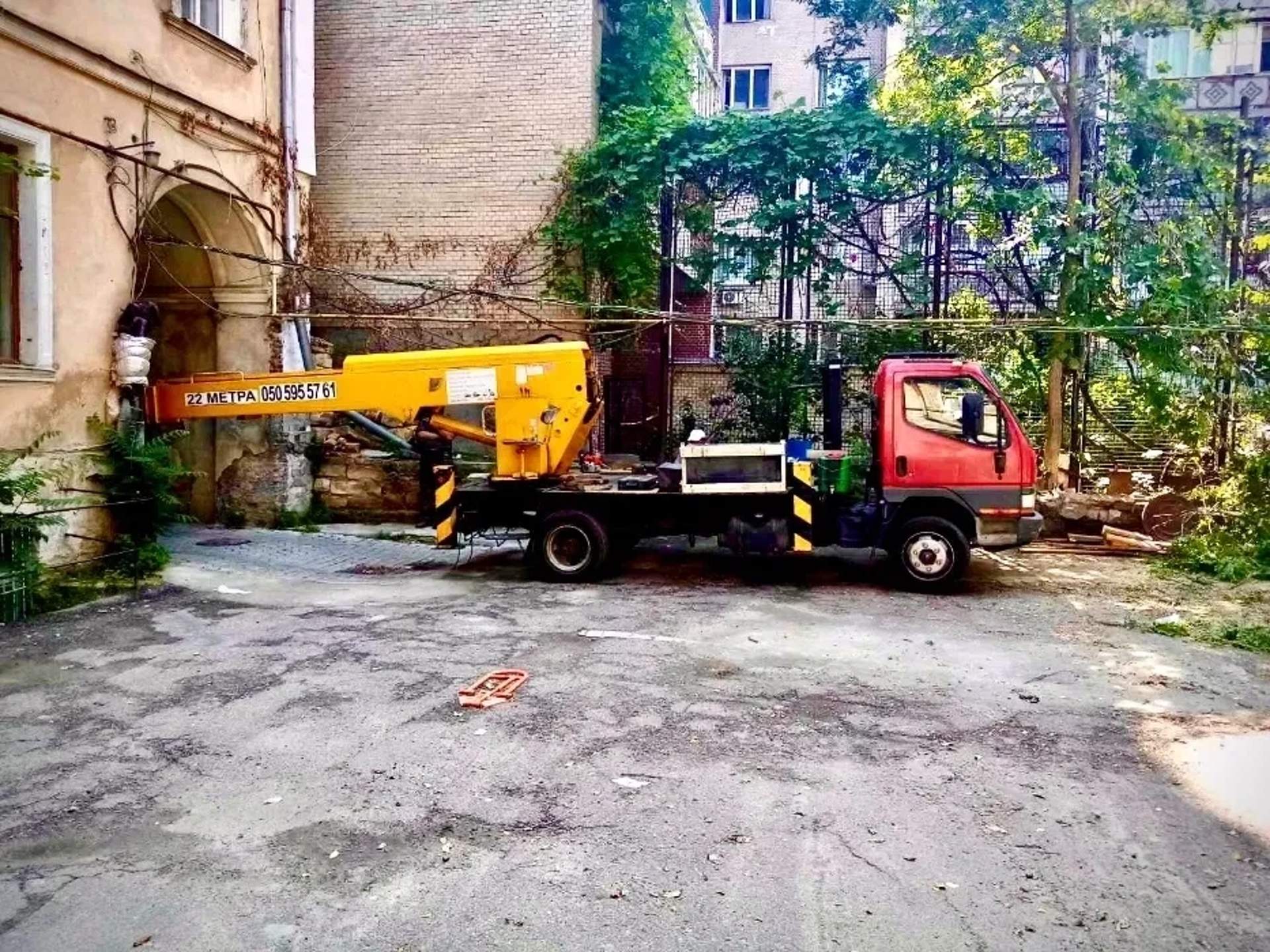 Автовишка 22 м на шасі Mitsubishi