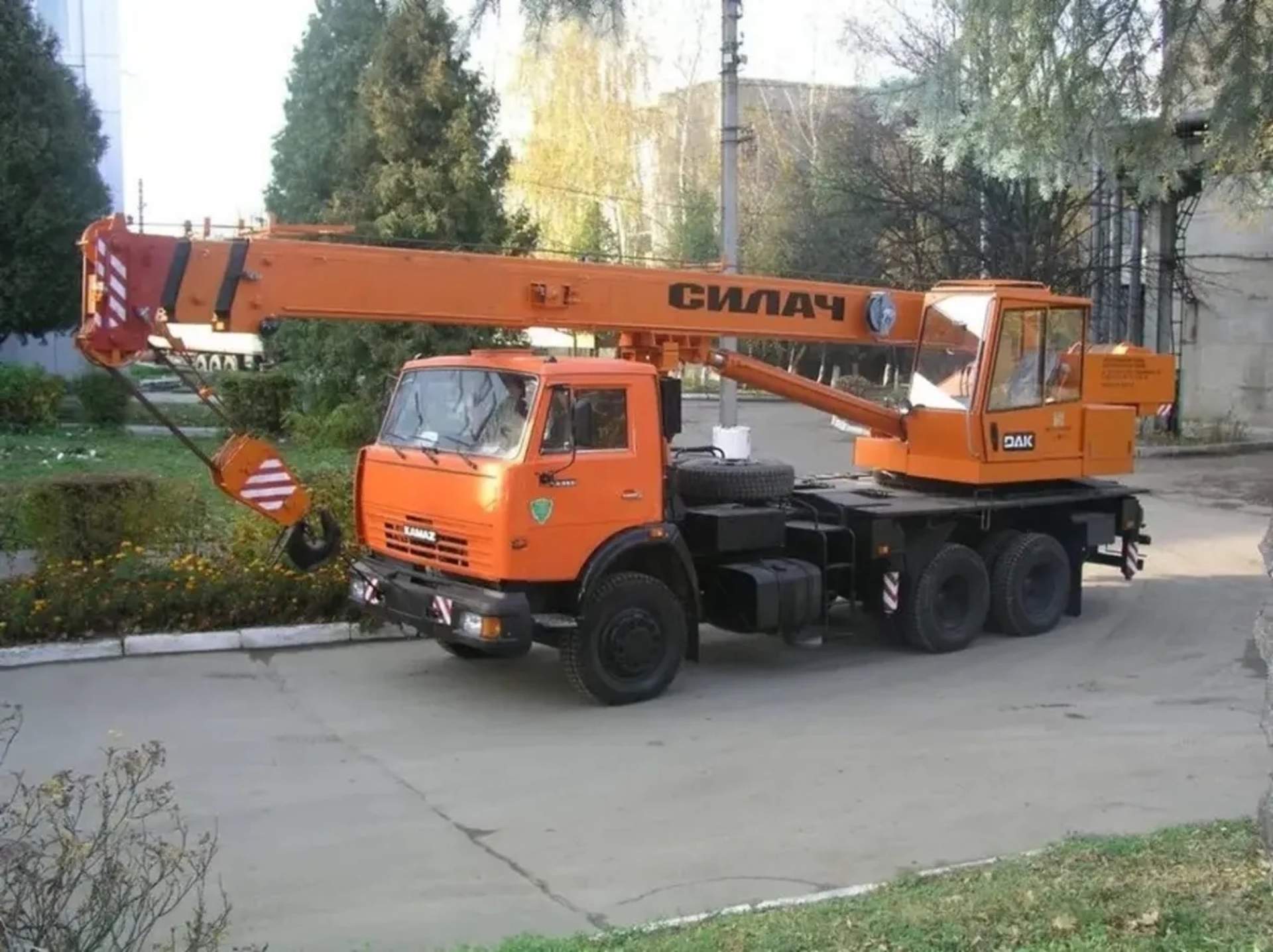 Автокран КТА-28 «Силач» (28 тонн) на всюдихідному шасі КрАЗ