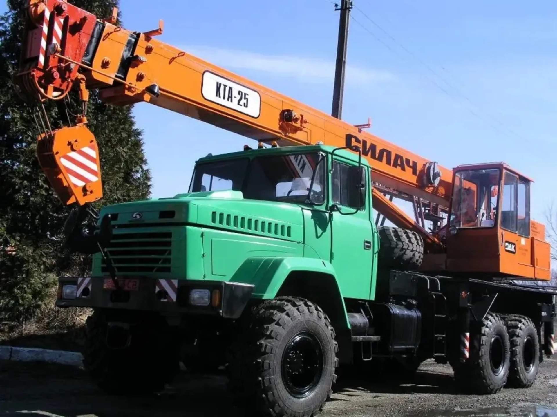 Автокран Краз КТА-25 для монтажу будівельних конструкцій