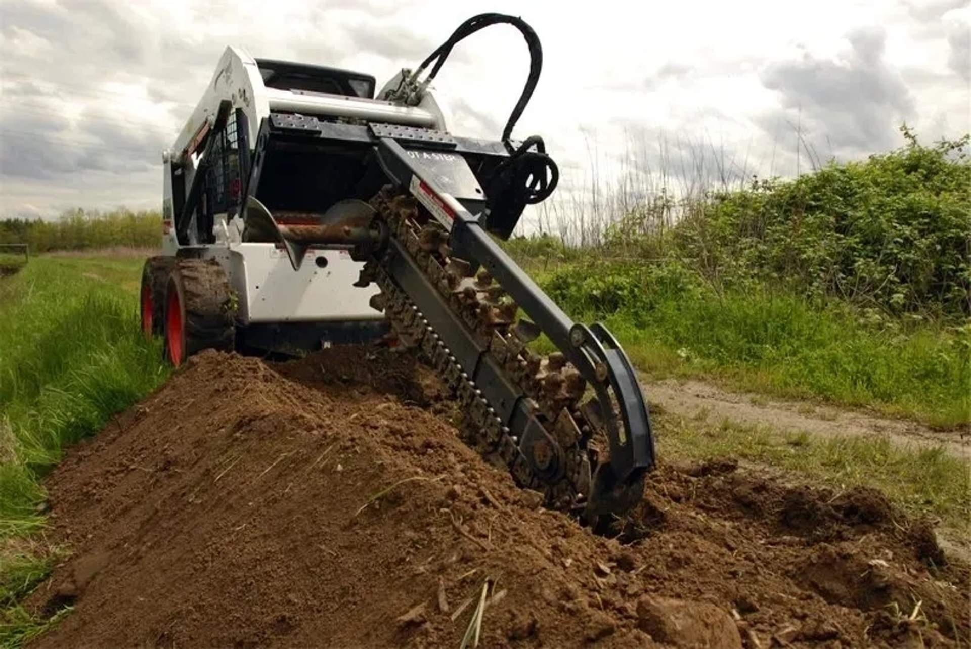Міні-навантажувач Bobcat 753 з траншеєкопачем