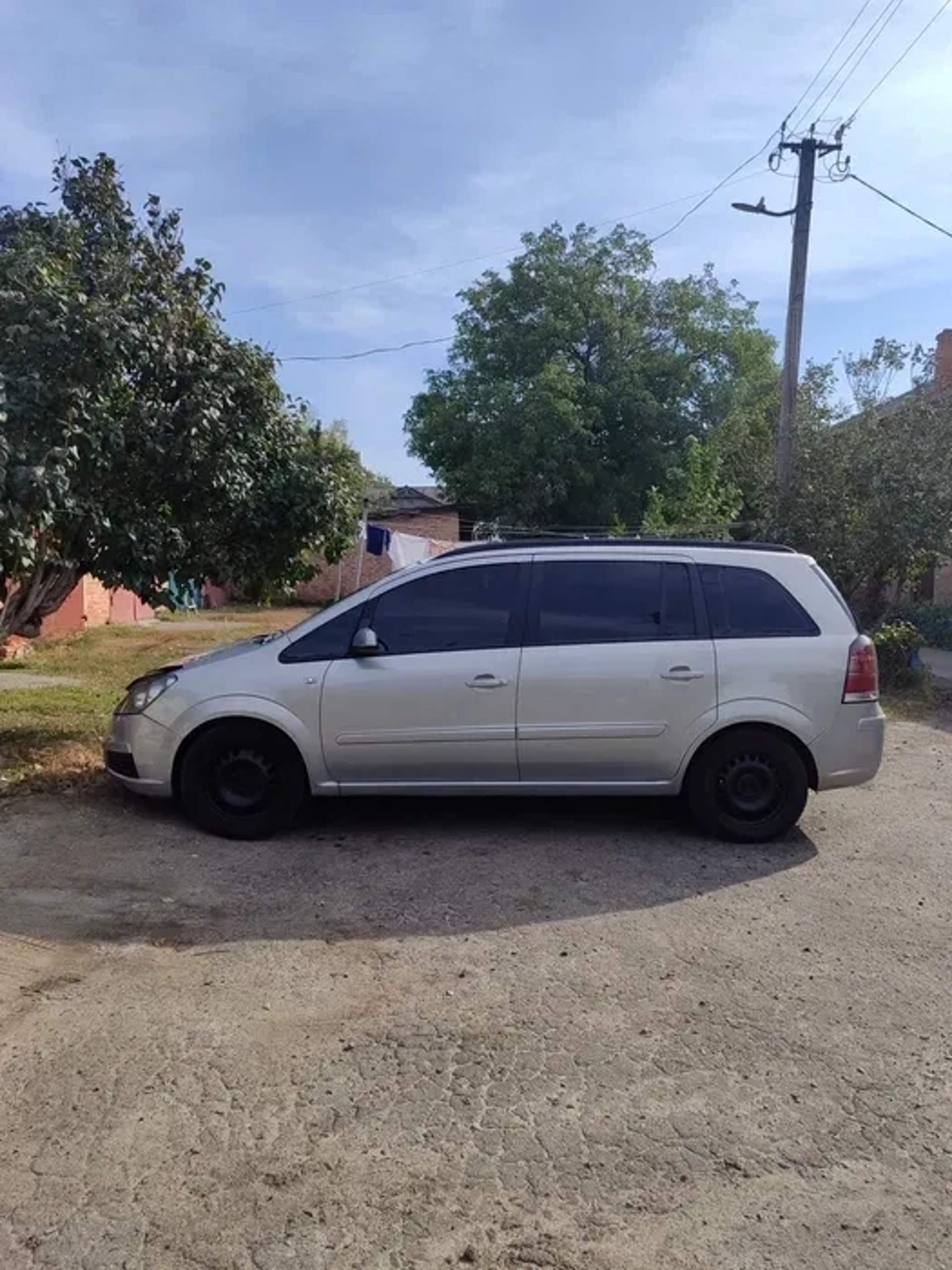 Пасажирські перевезення та Трансфери — Opel Zafira (до 4 місць)