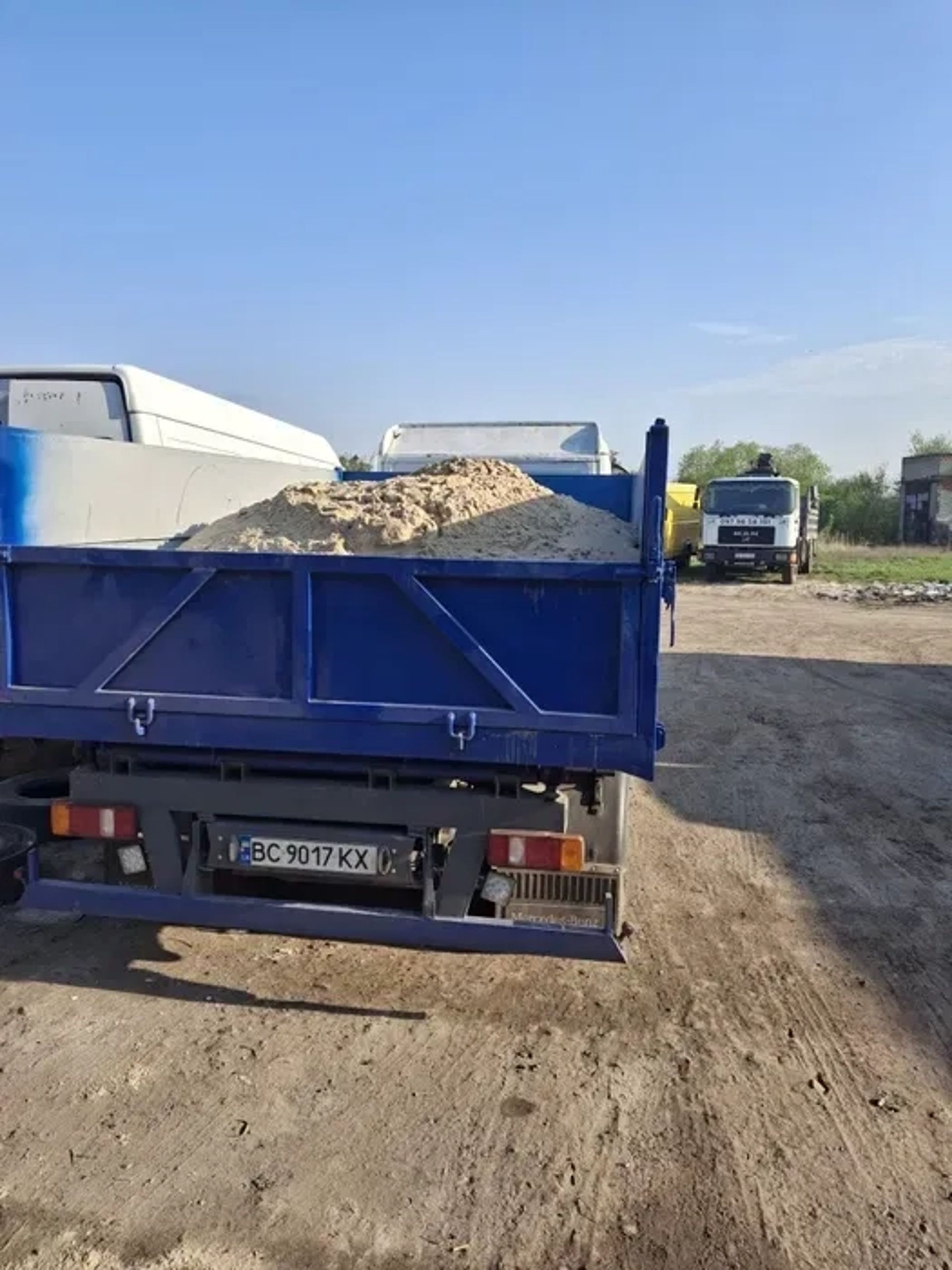Доставляємо: Щебінь, пісок, земля, дрова, вивіз сміття.