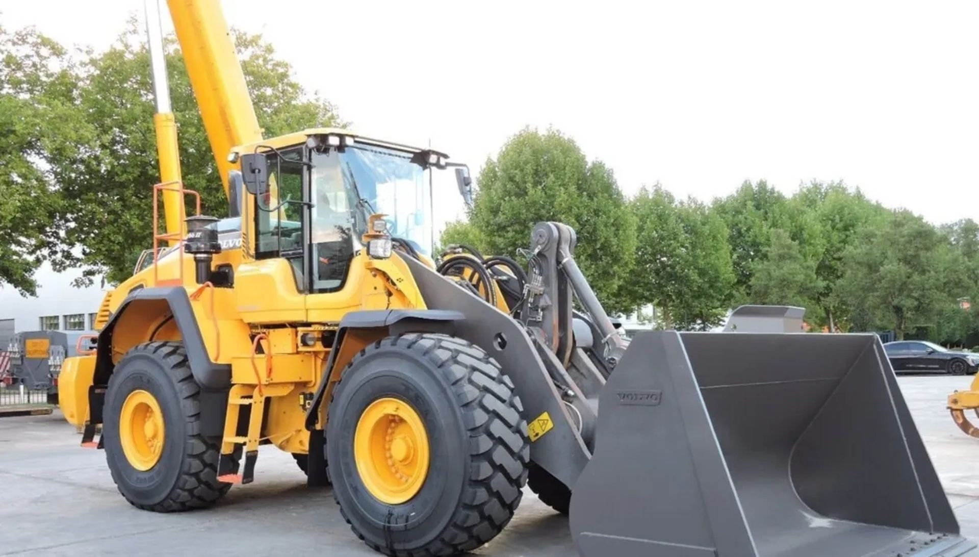 Навантажувач VOLVO L-180F з вантажопідйомністю до 18 000 кг