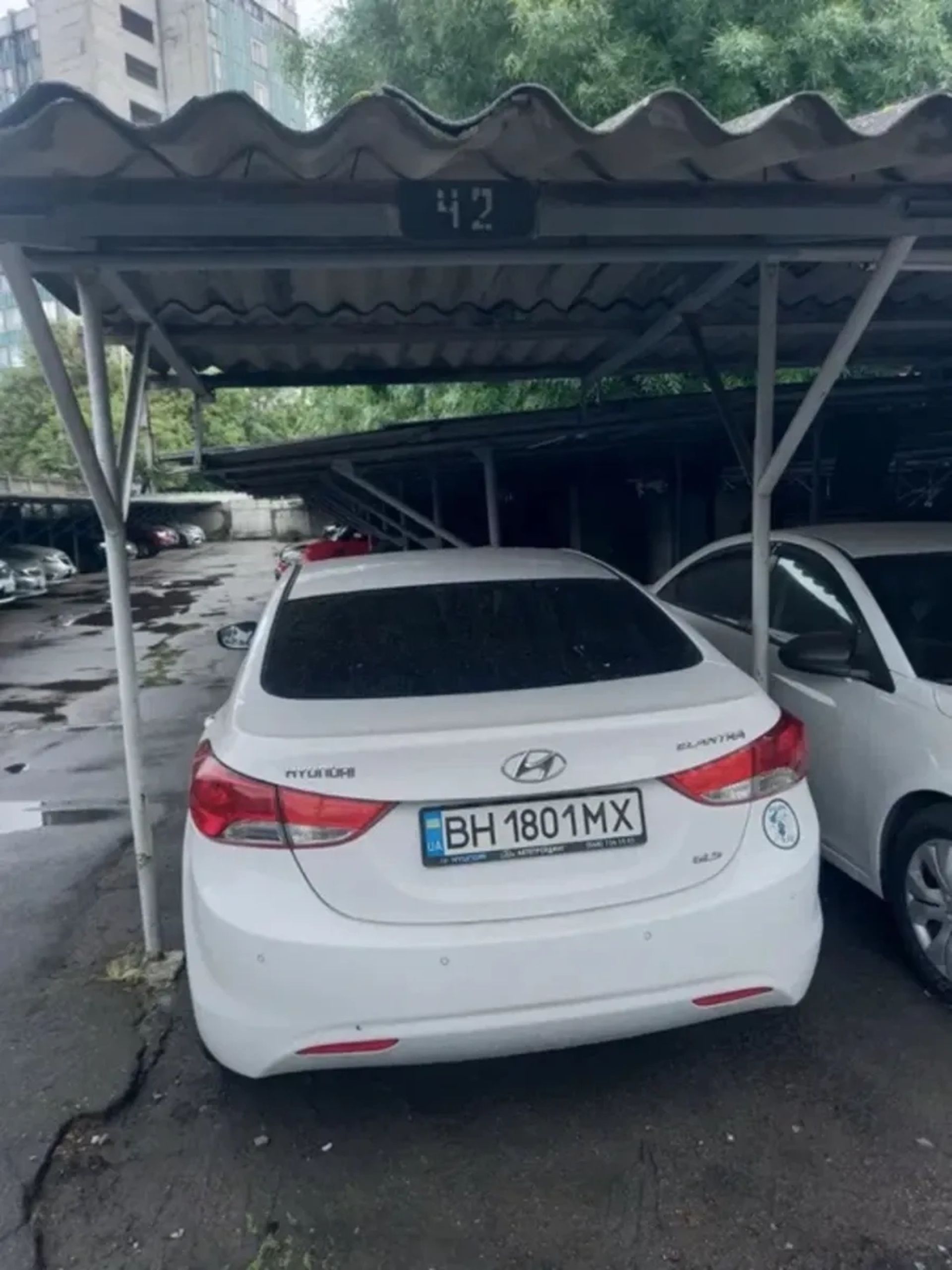 Крите місце на авто стоянці Радісна 2