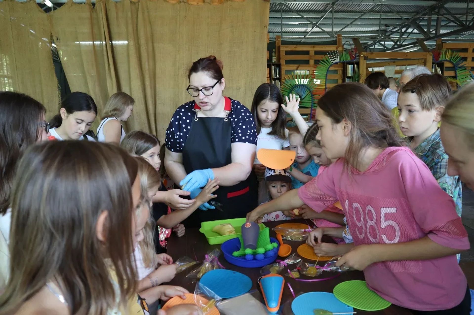 Проведення виїзних майстер-класів з карамелі для дітей в школах, садочках та розважальних закладах Дніпро, Україна