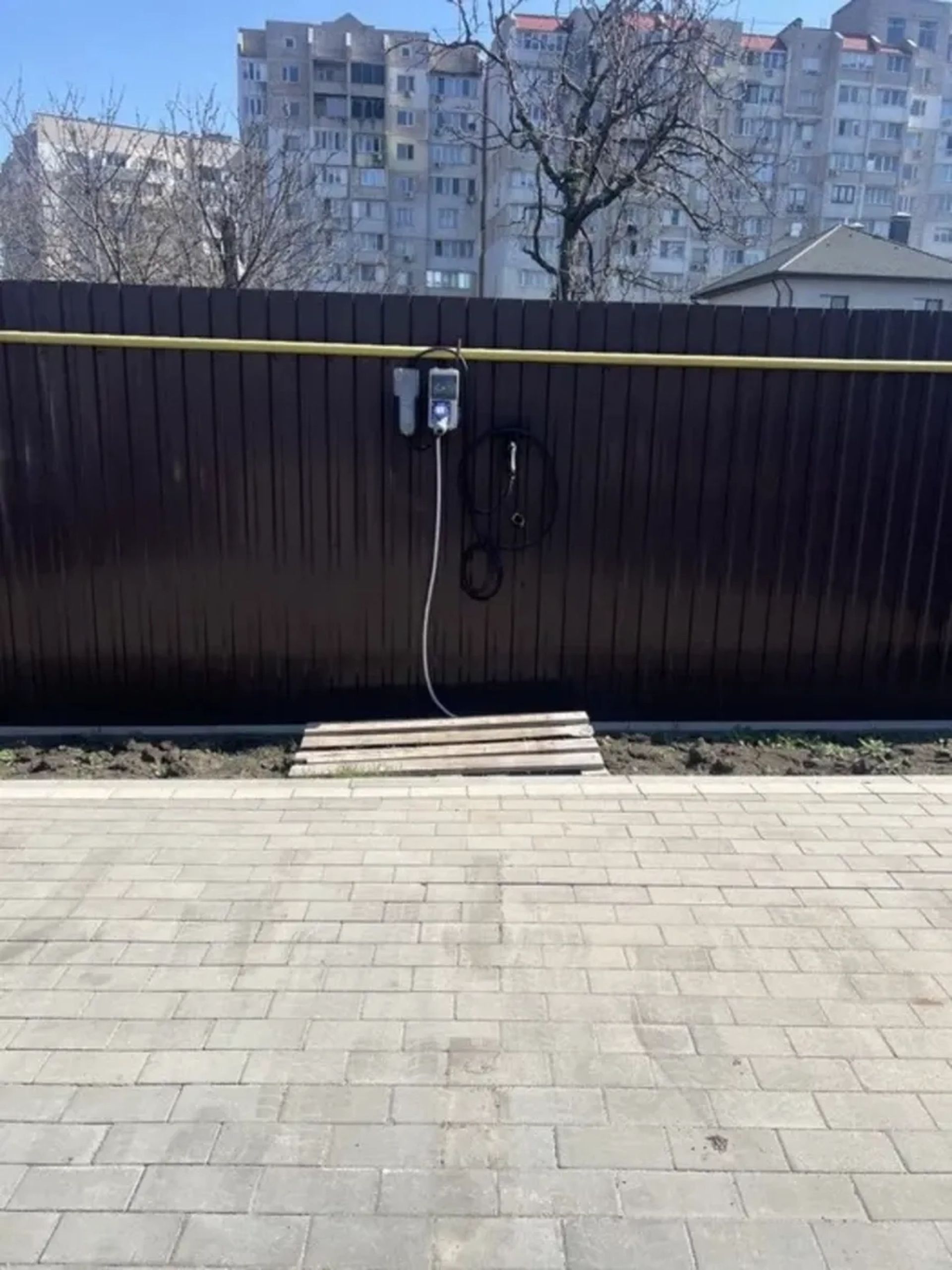 Паркомісце з силовою розеткою 32А для електромобіля