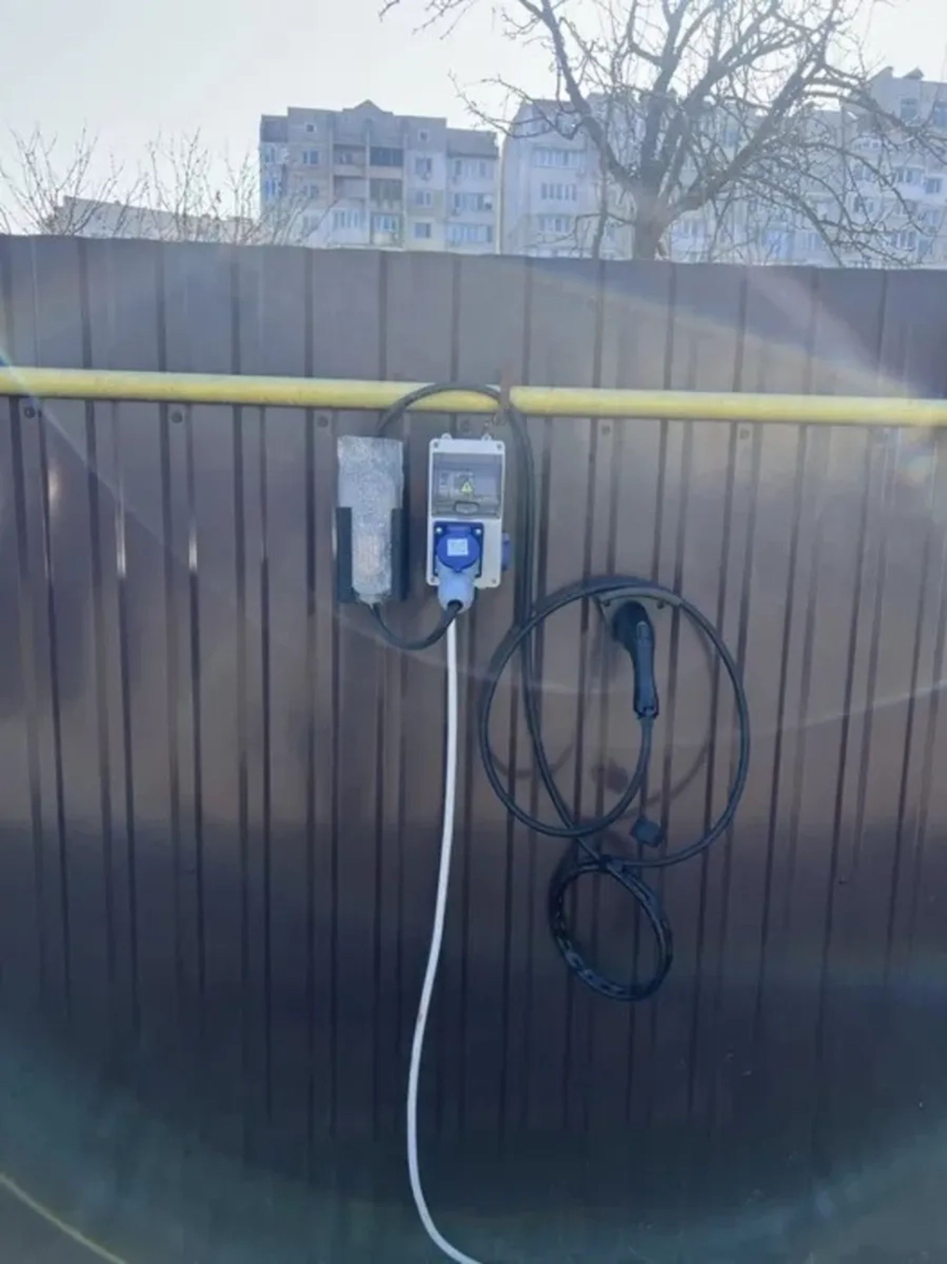 Паркомісце з силовою розеткою 32А для електромобіля