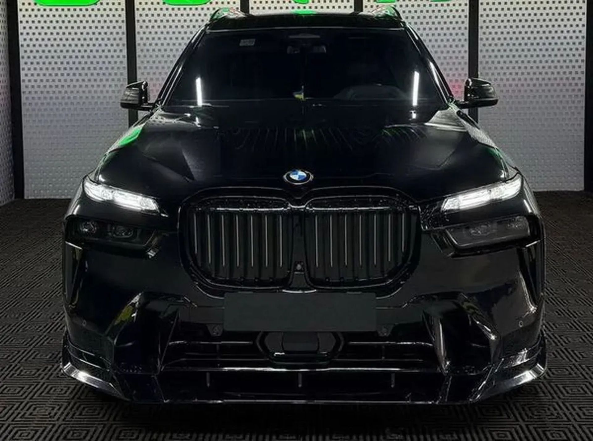 110 BMW X7 M50I чорний на весілля з водієм або без