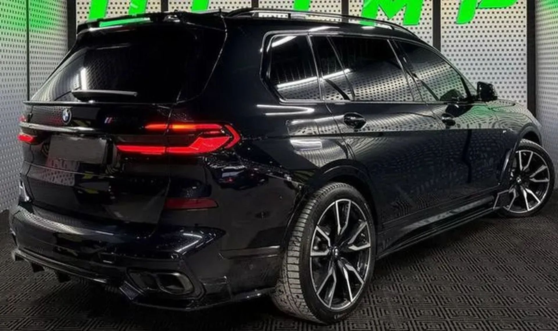 110 BMW X7 M50I чорний на весілля з водієм або без