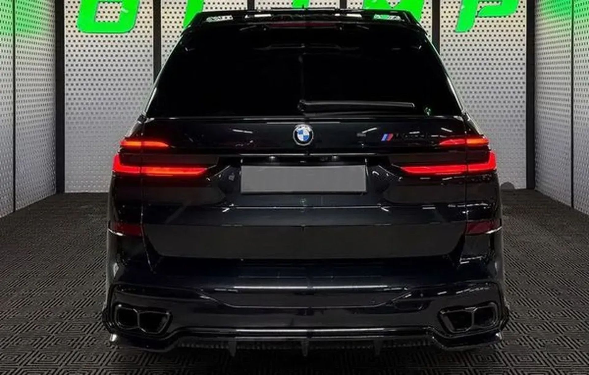 110 BMW X7 M50I чорний на весілля з водієм або без