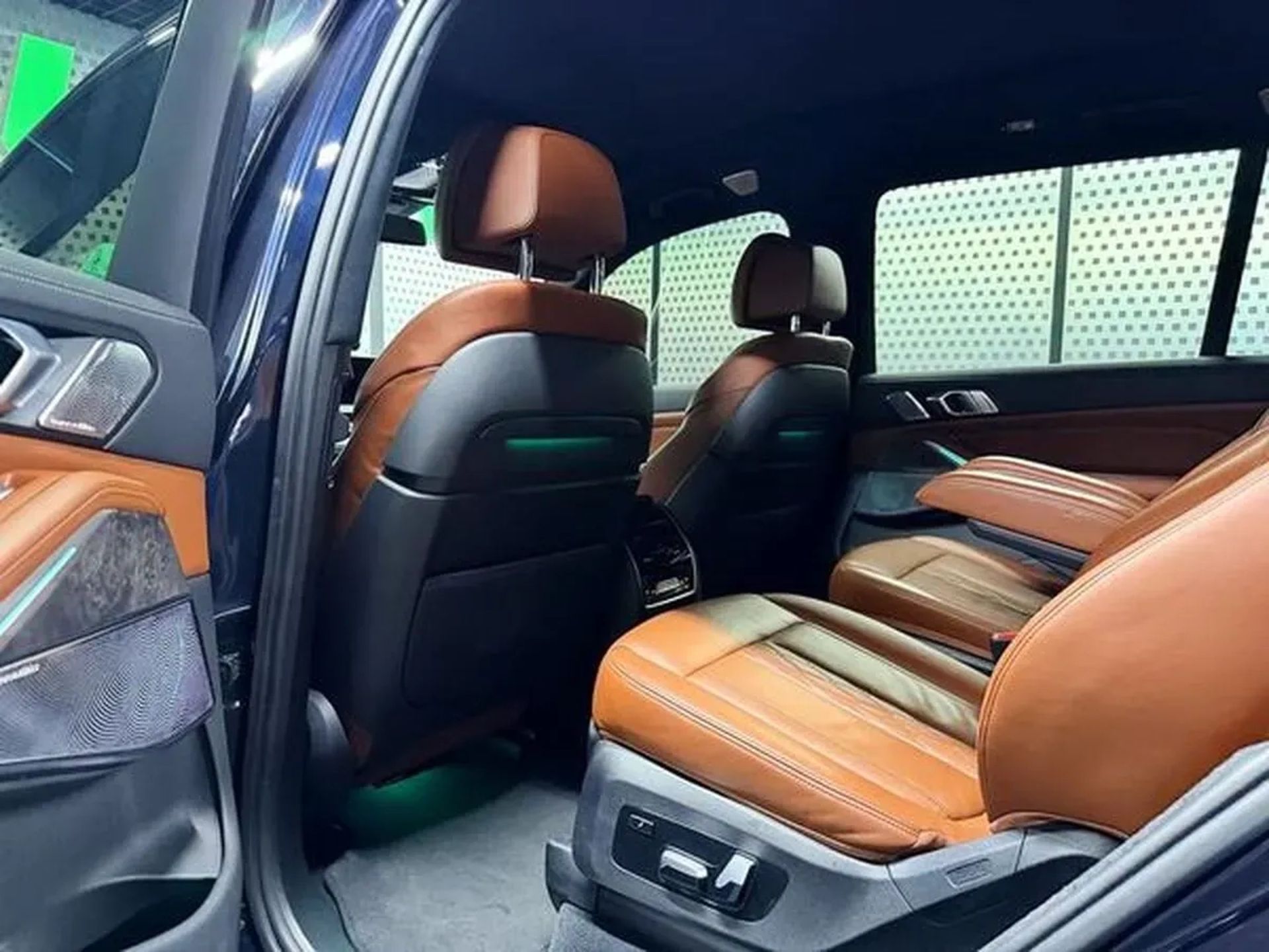 110 BMW X7 M50I чорний на весілля з водієм або без