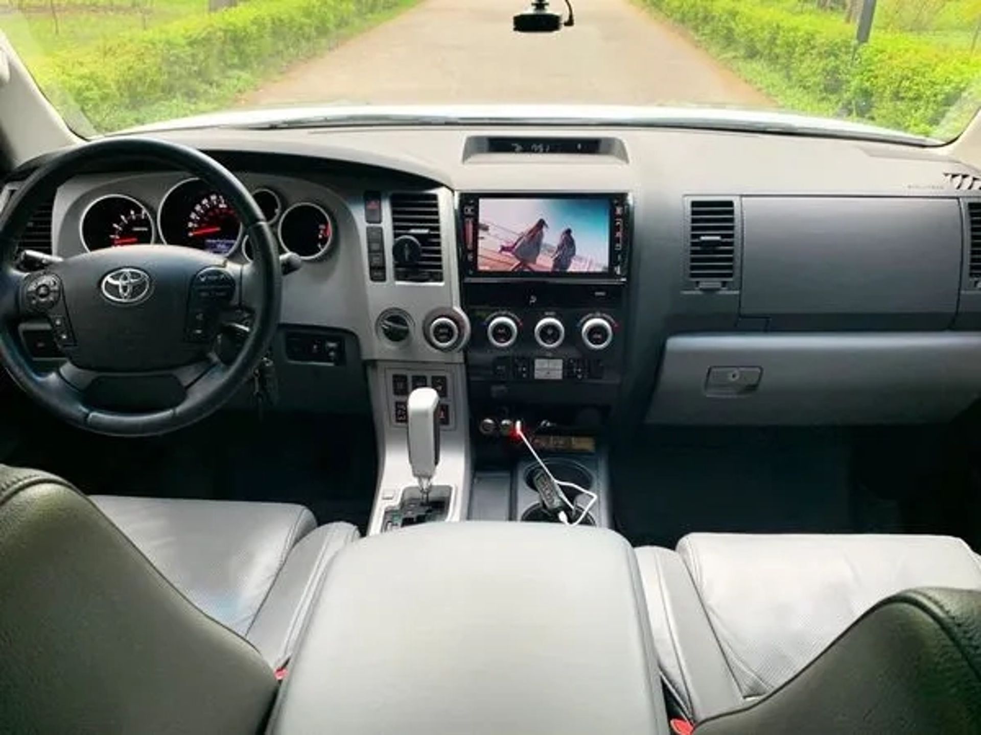 237 Позашляховик на весілля Toyota Sequoia срібляста