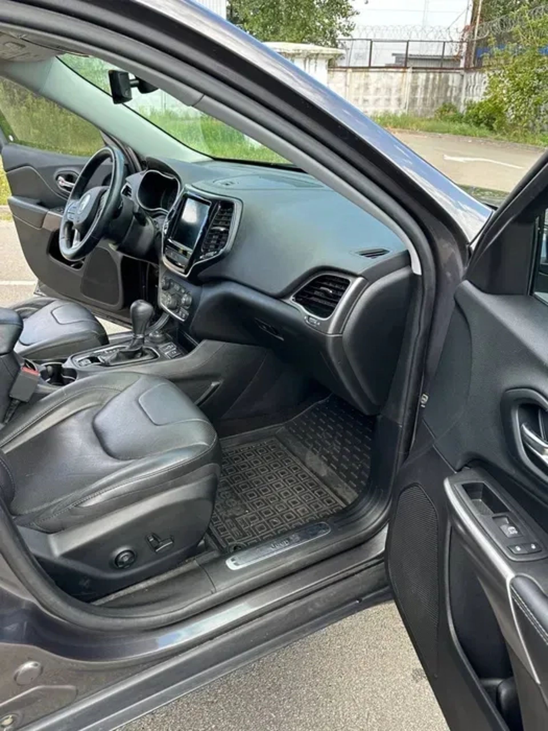 Jeep Cherokke кросовер