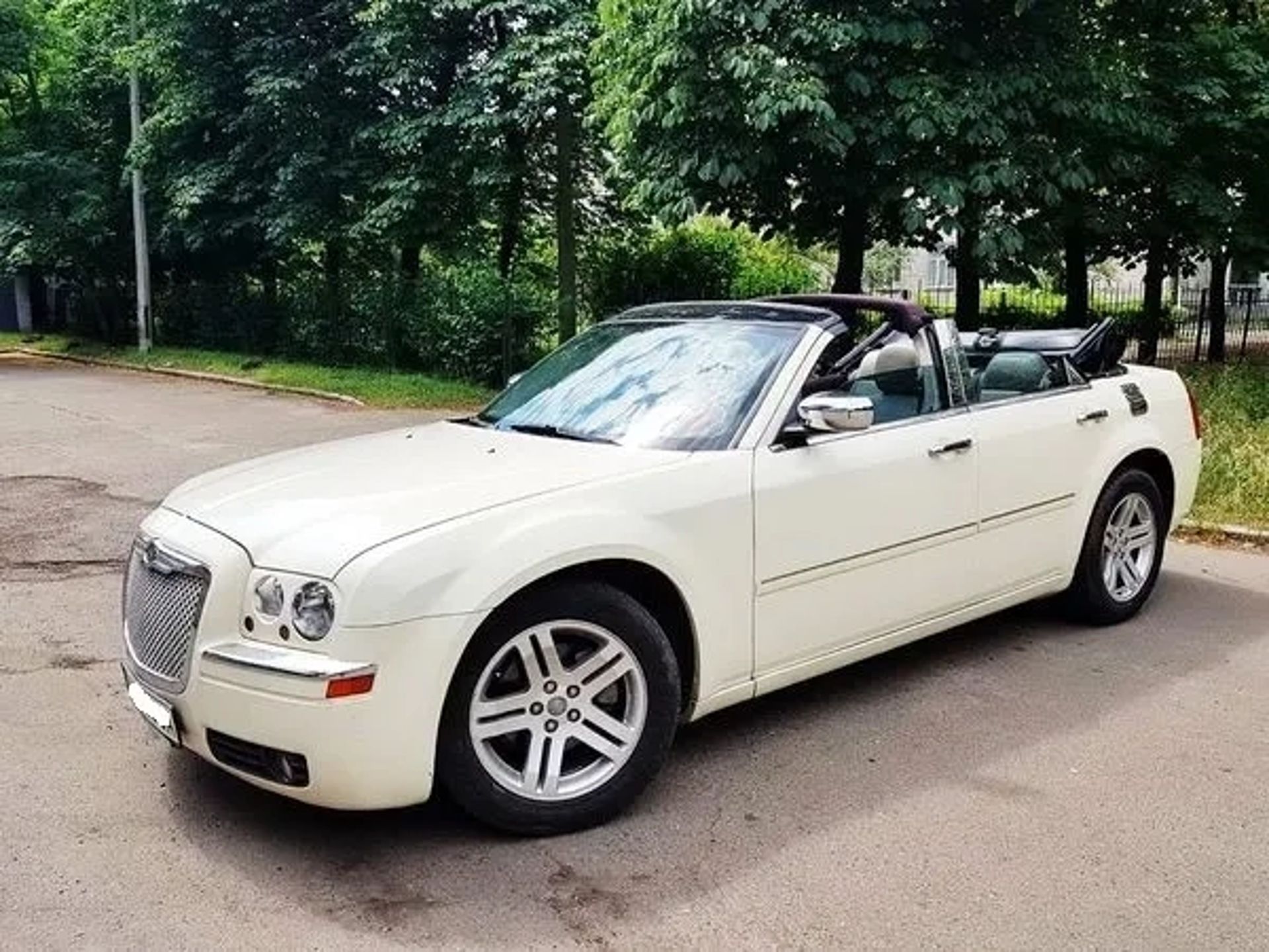 220 Кабріолет Chrysler 300C білий на весілля зйомки