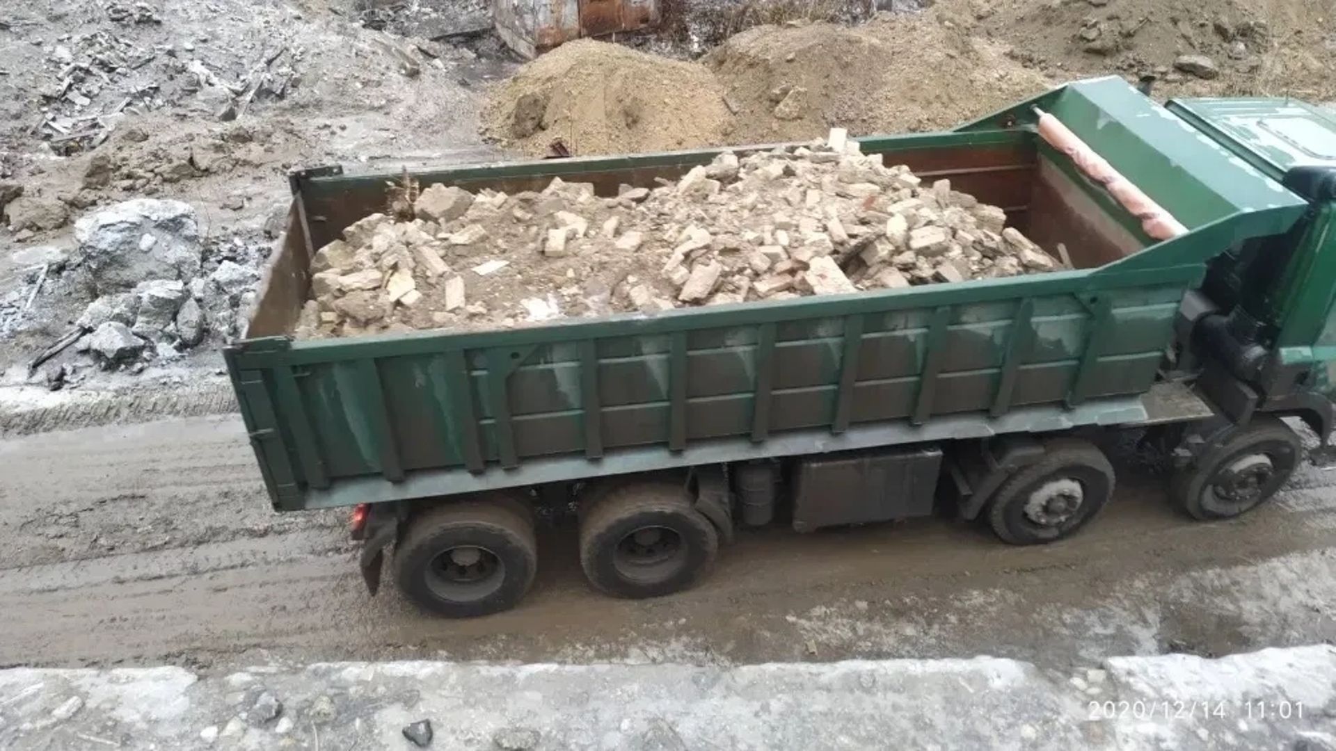 КАМАЗ (самоскид) - вивіз сміття на звалище.