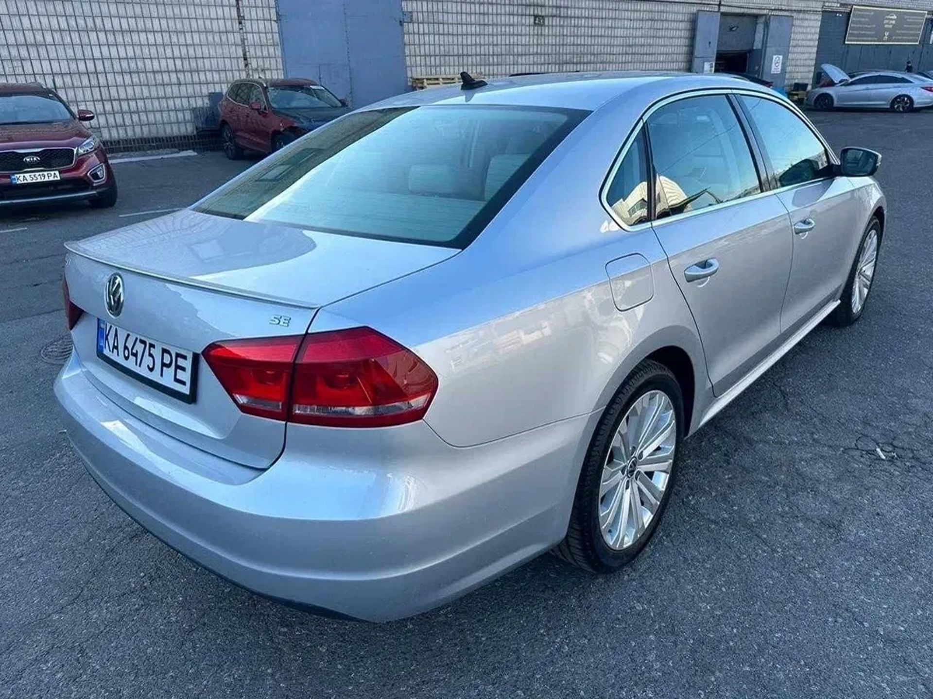 Авто Volkswagen Passat B7 2.5 - Білий шкіряний салон