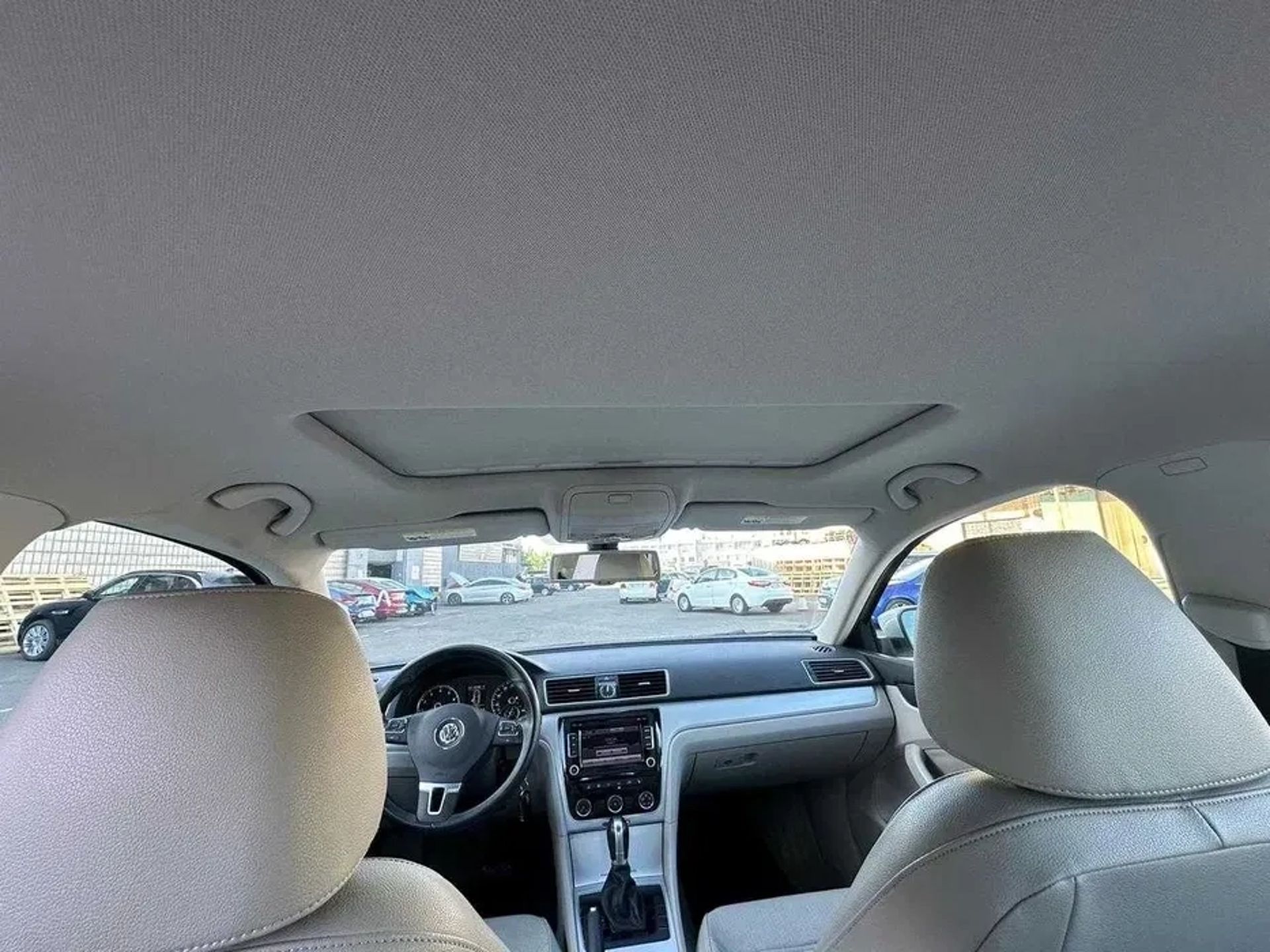 Авто Volkswagen Passat B7 2.5 - Білий шкіряний салон
