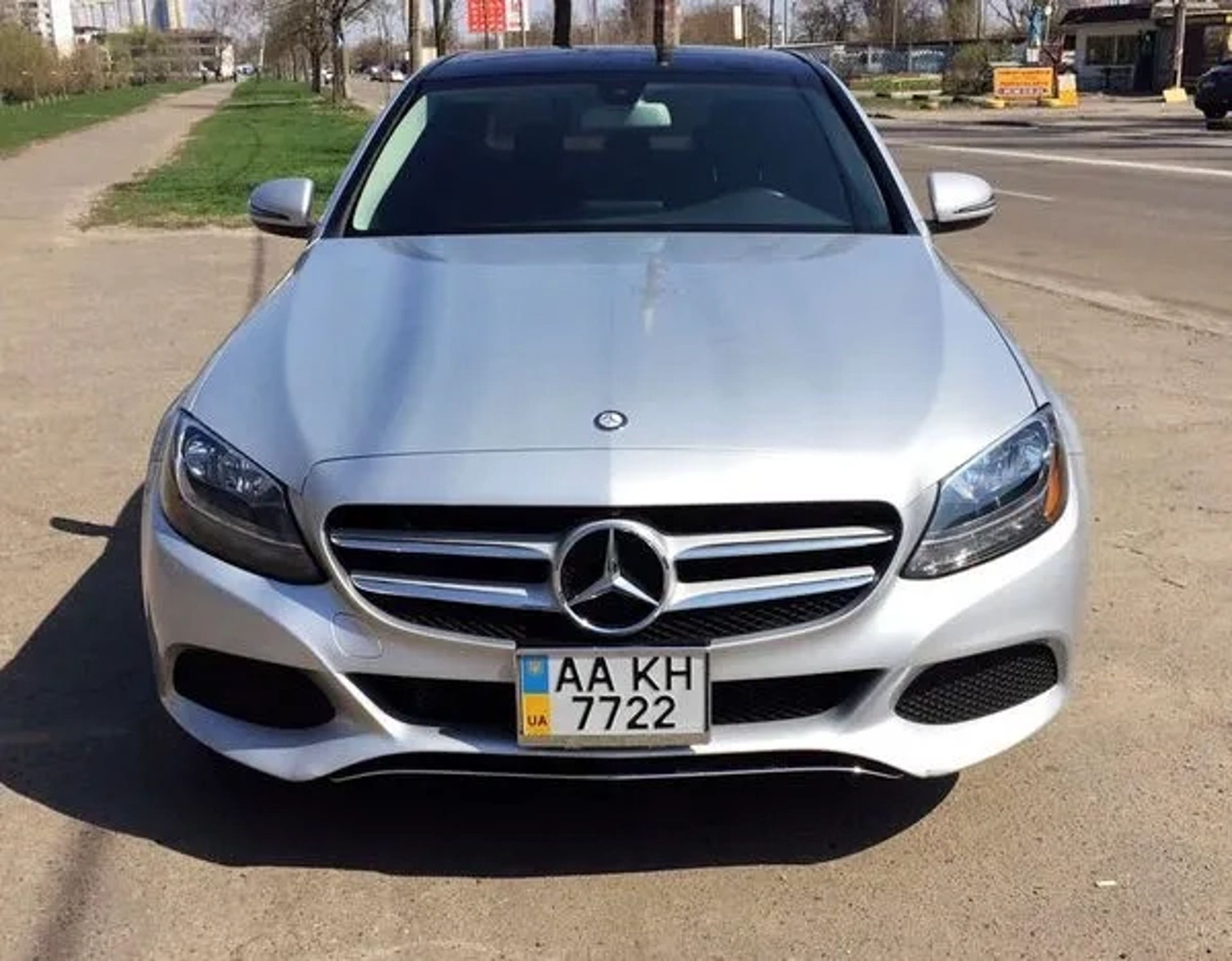 109 Машина на весілля Mercedes С300 сріблястий 
