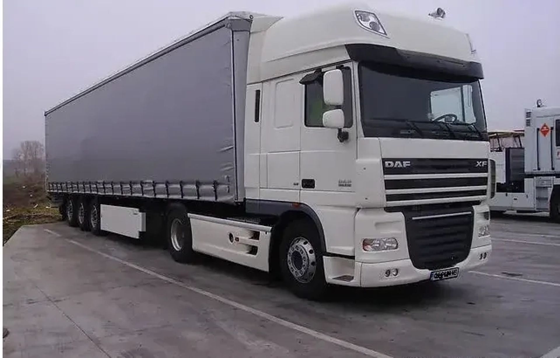 Сідельний тягач DAF XF95 з напіпричипом