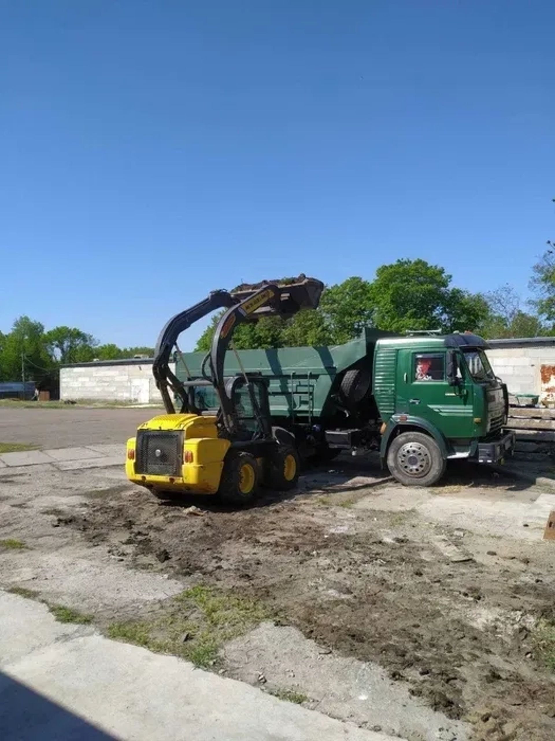 New Holland L225 компактний будівельний навантажувач
