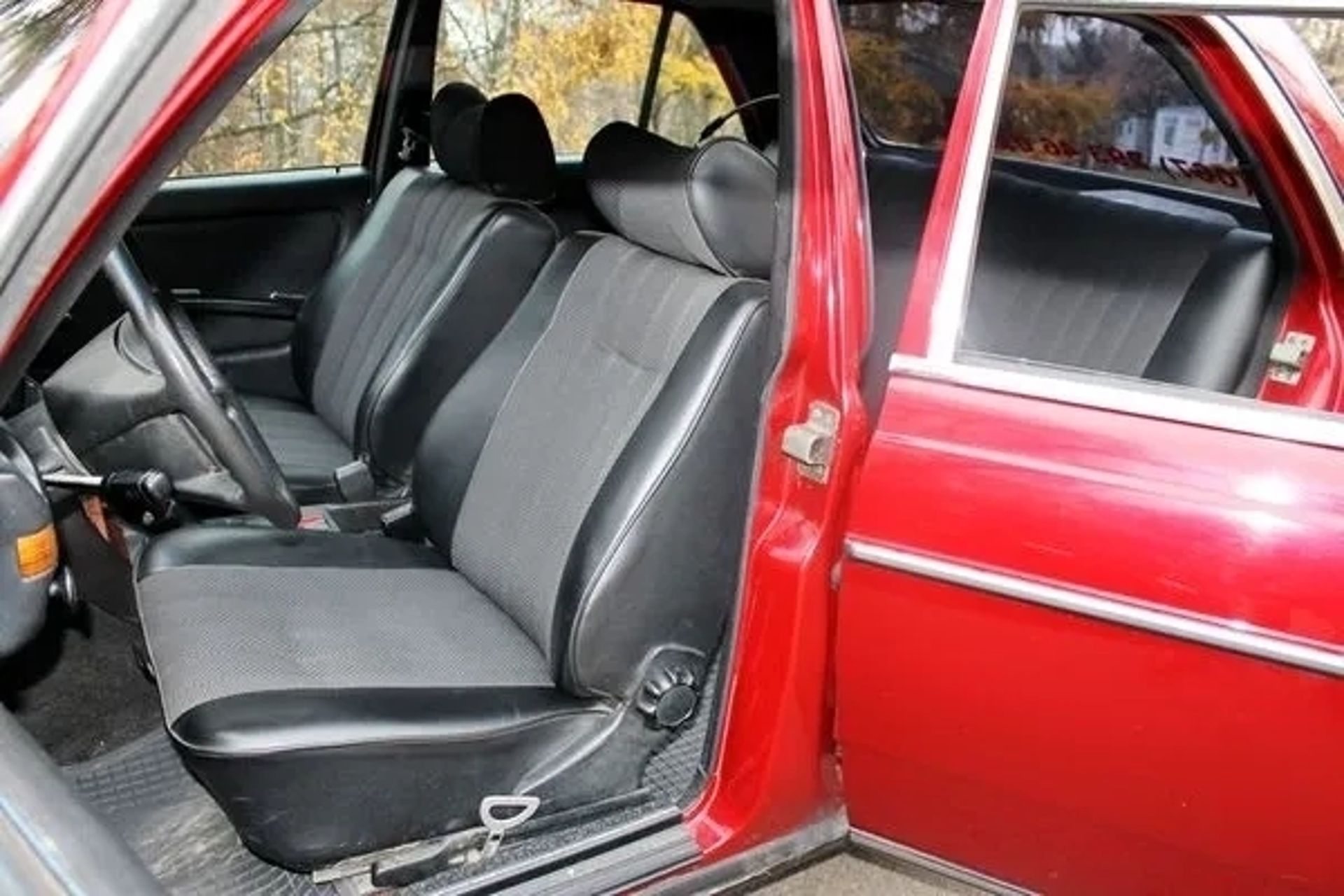 216 Ретро авто на зйомки Mercedes-Benz W123