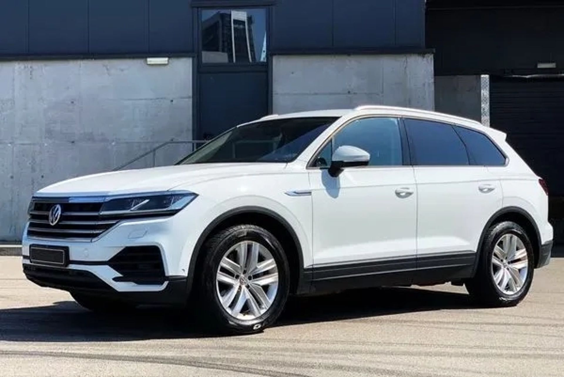 177 Позашляховик Volkswagen Touareg білий на весілля