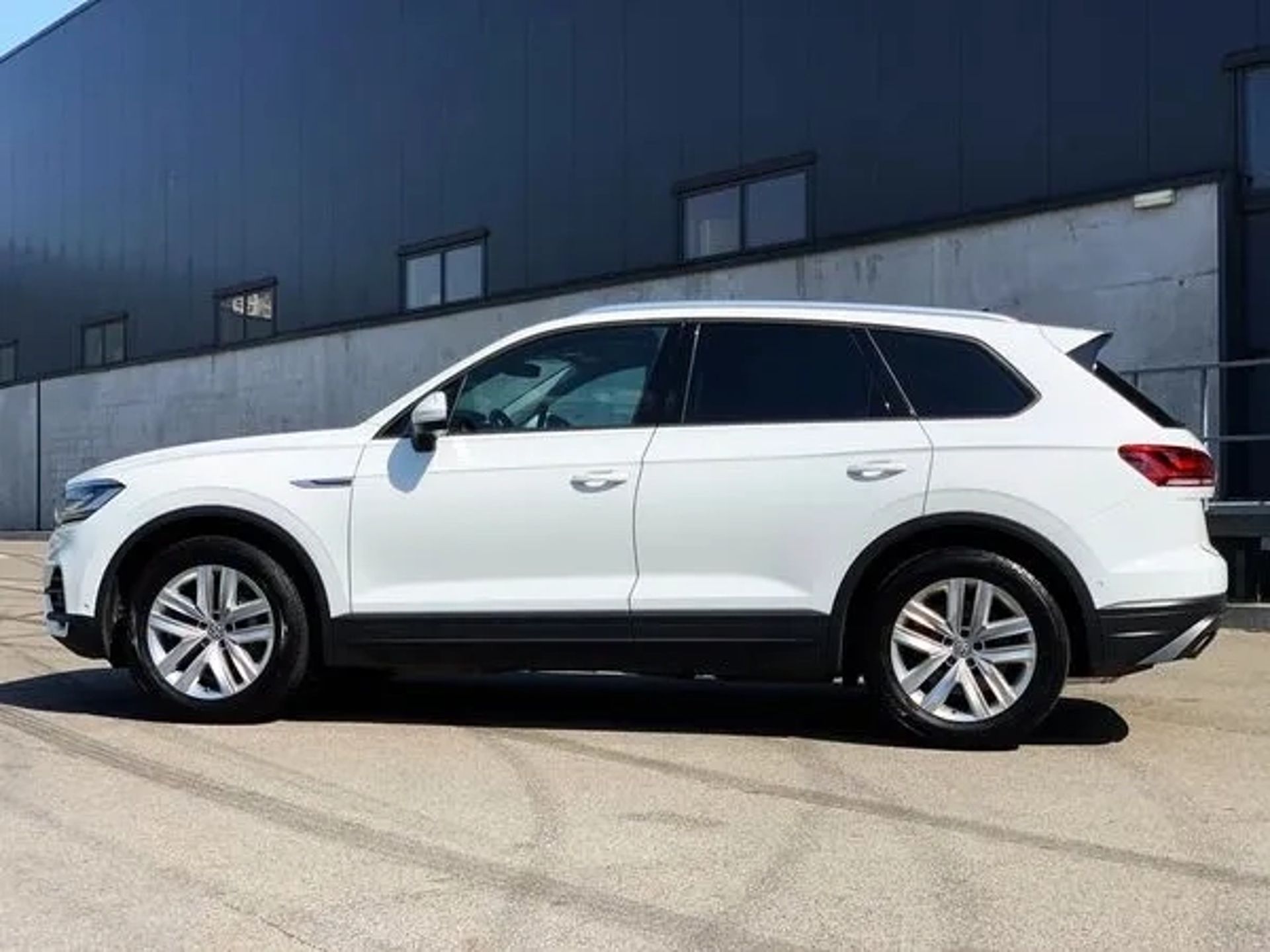 177 Позашляховик Volkswagen Touareg білий на весілля