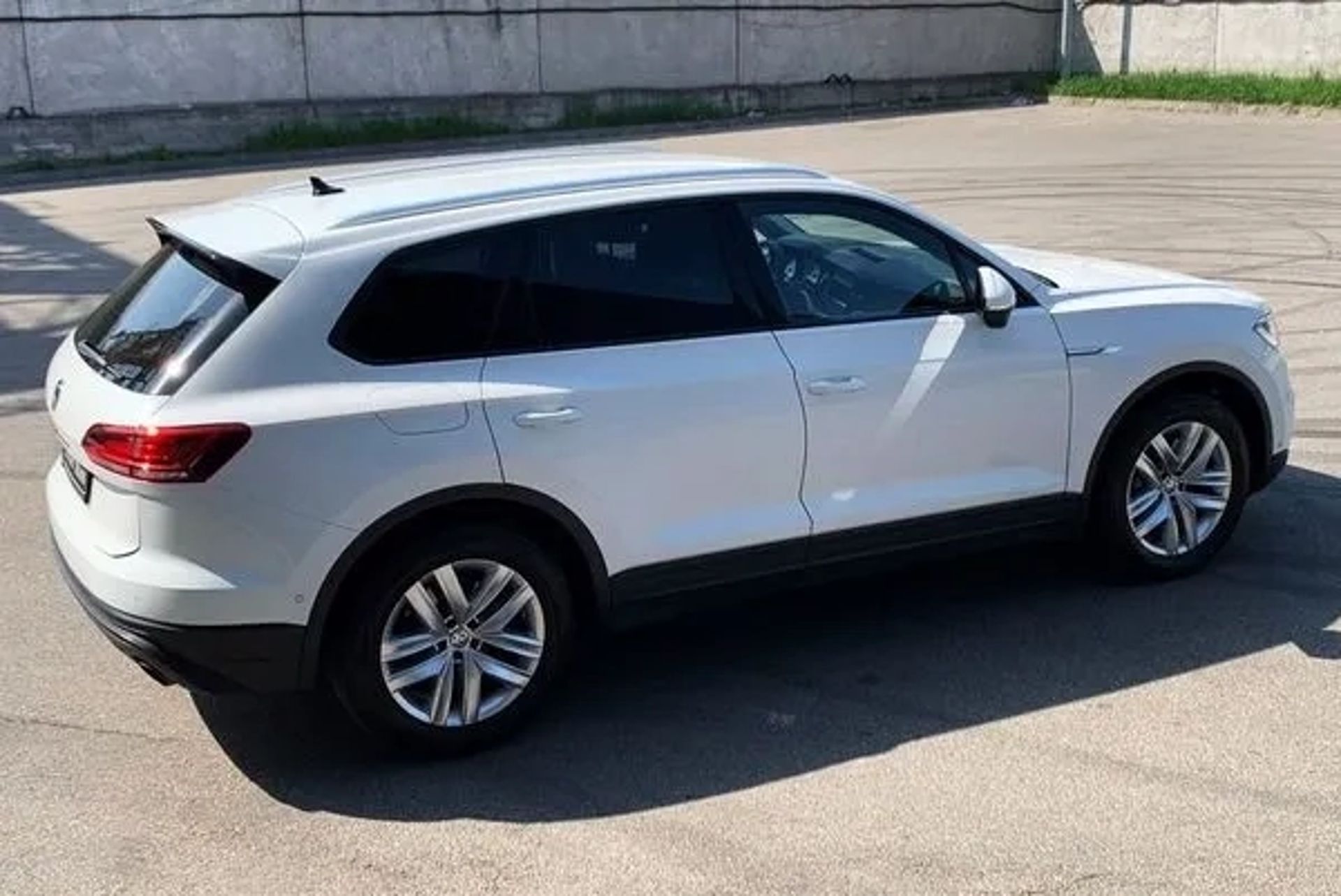 177 Позашляховик Volkswagen Touareg білий на весілля
