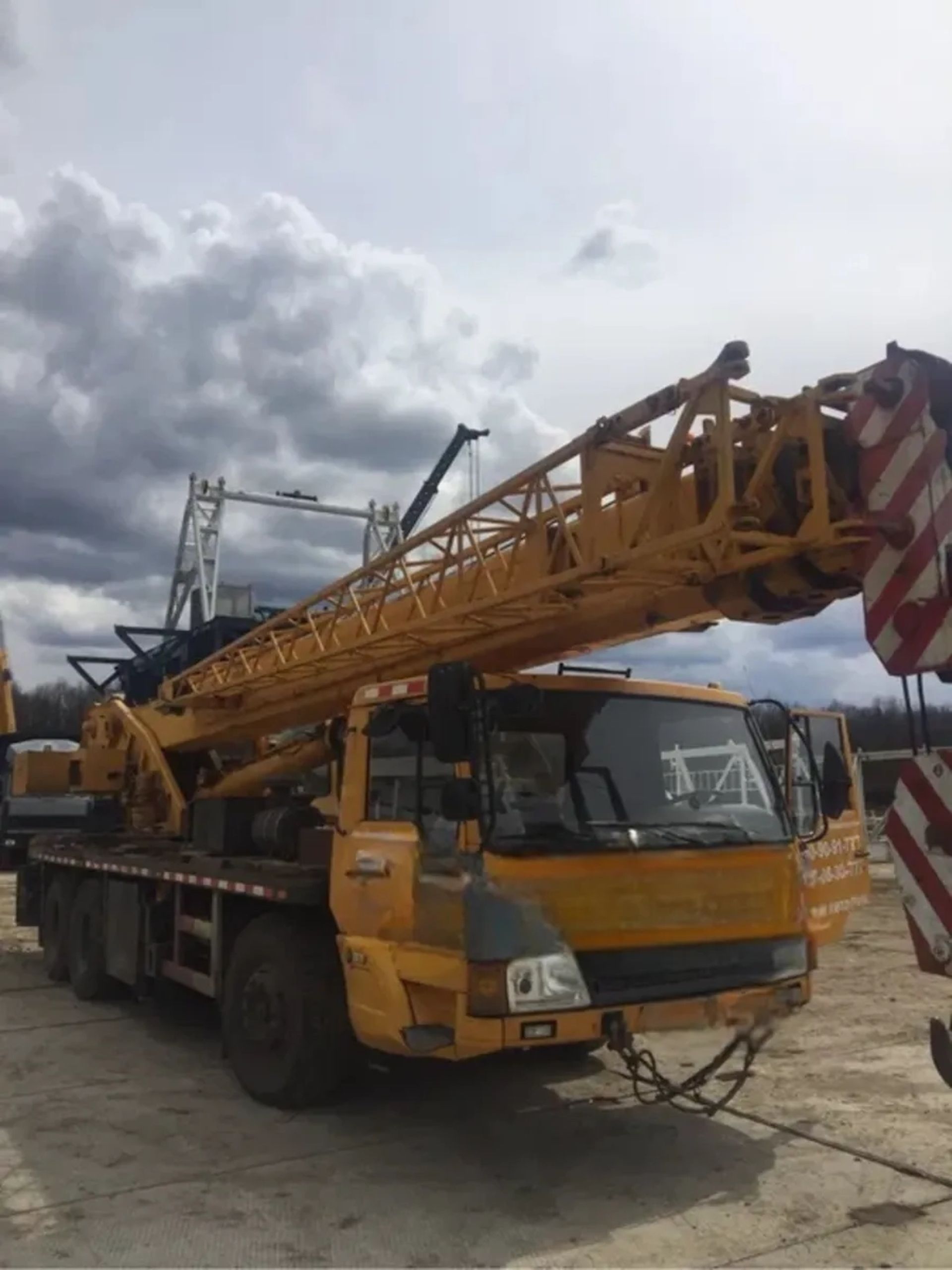 Автокран XCMG QY25K5F для висотних робіт