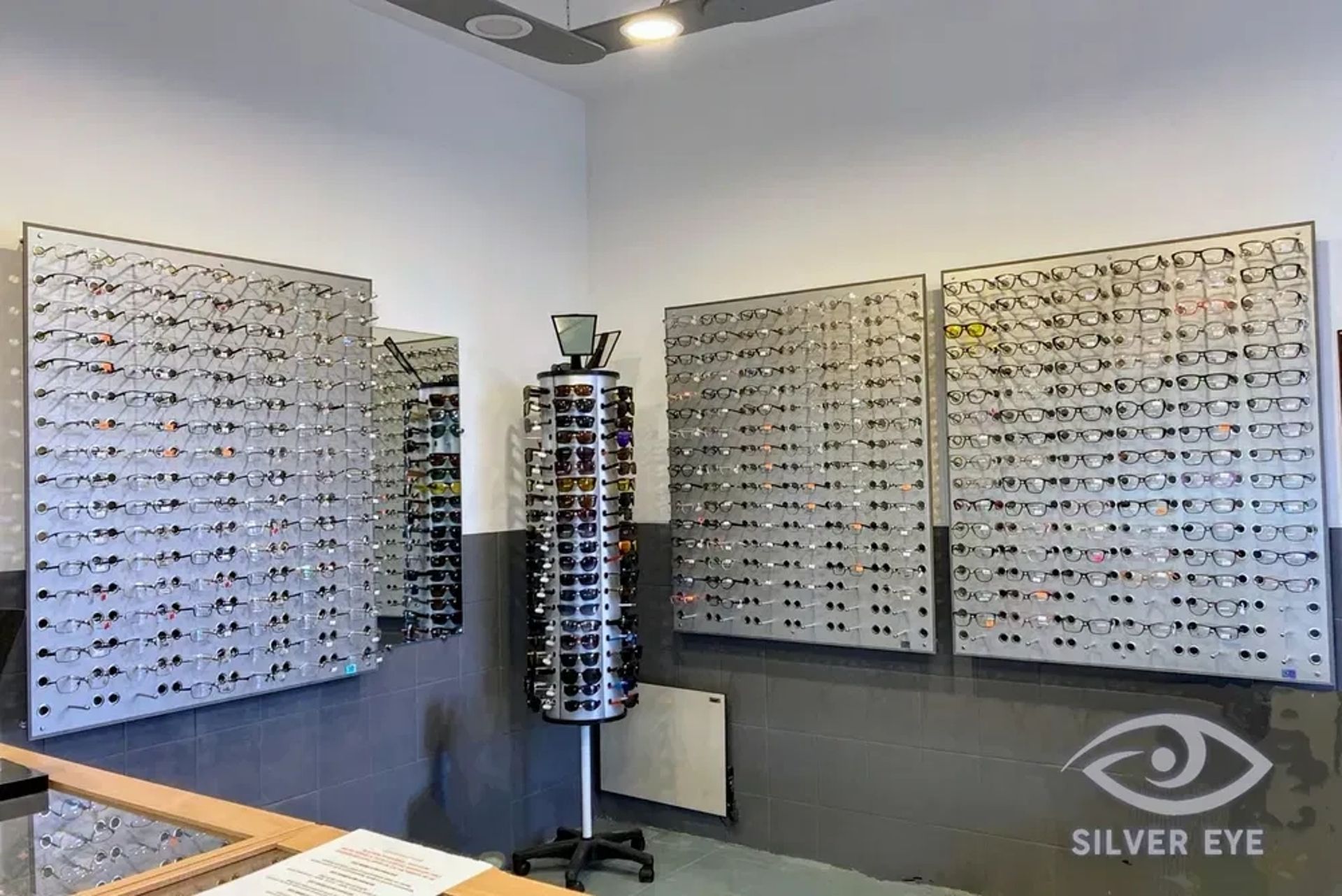 Стенд, стійка, вітрина для окулярів Silver Eye. Виробництво.