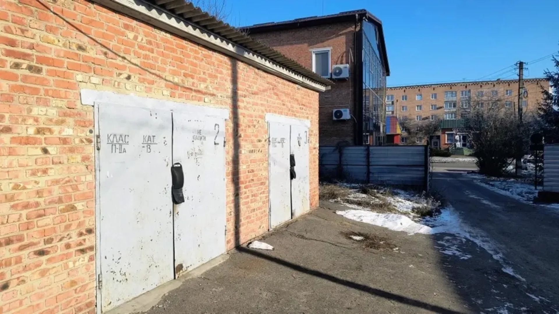 Цегляний гараж для авто, зручний заїзд