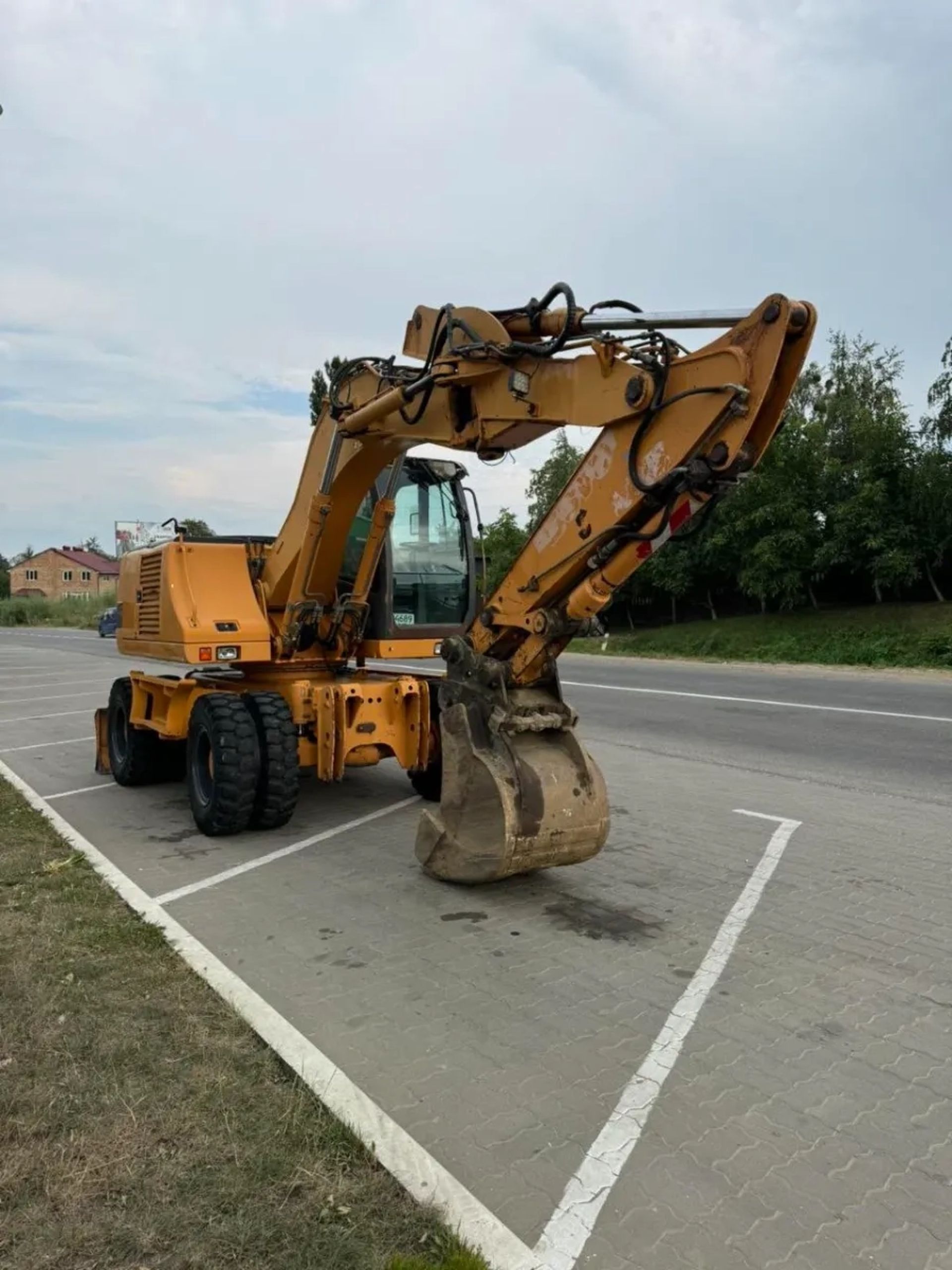 Повноповоротний екскаватор Case WX145 для виконання демонтажних робіт