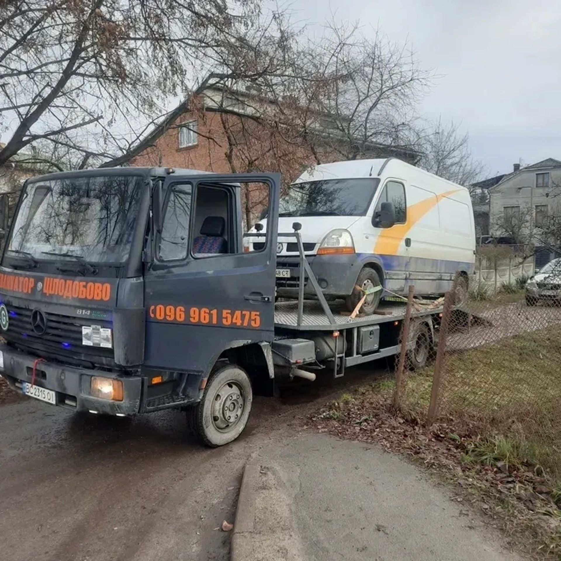 Евакуатор на базі Mercedes - швидка допомога на дорозі
