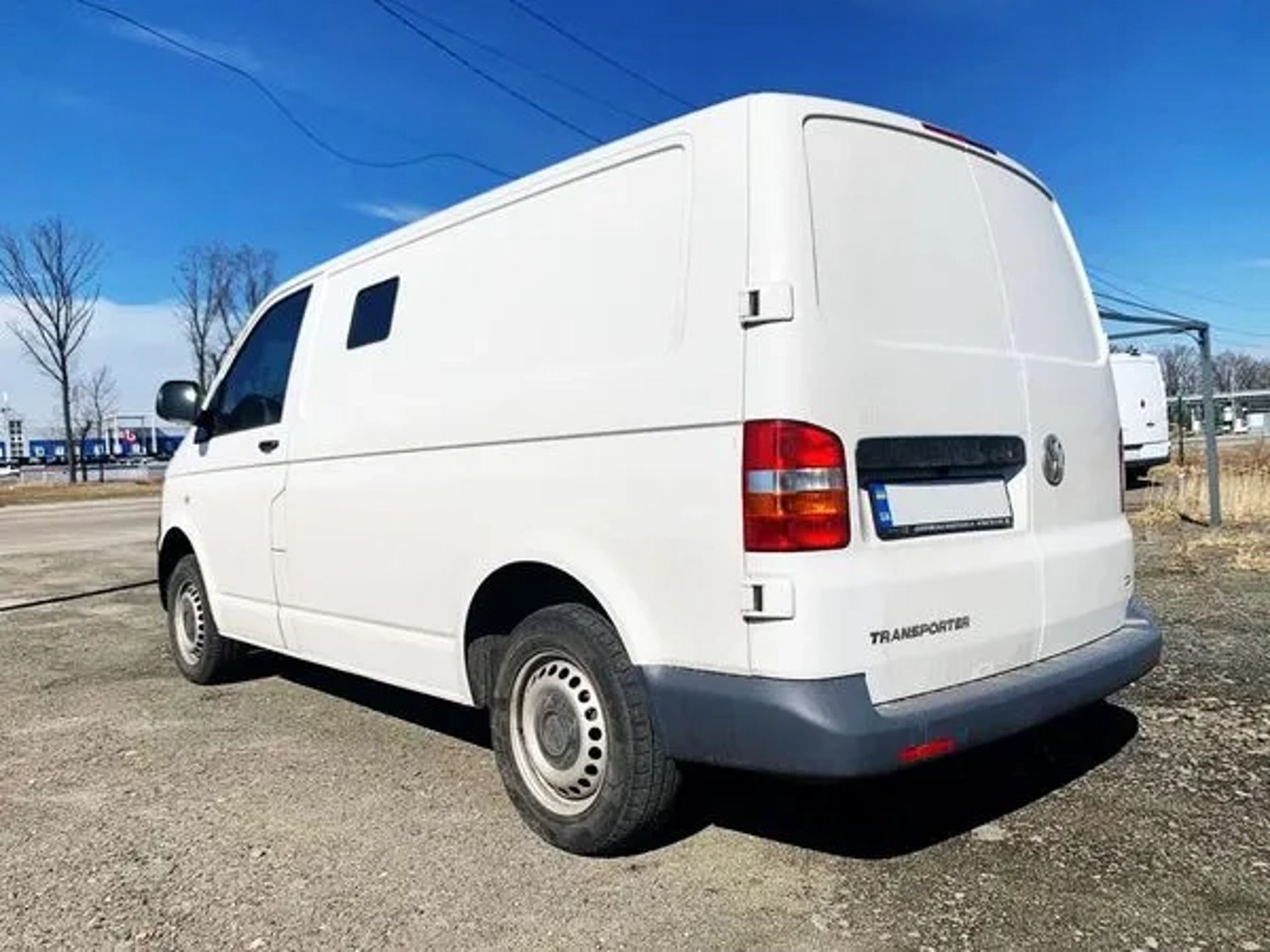 401 Мікроавтобус Volkswagen T6 білий броньований