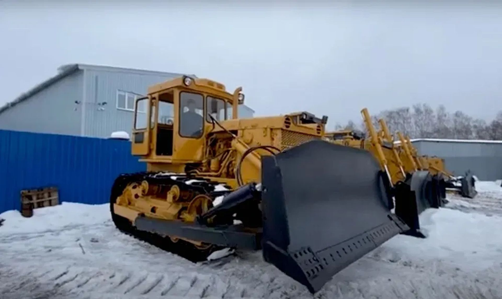Бульдозер ЧТЗ Т-130 для земляних робіт