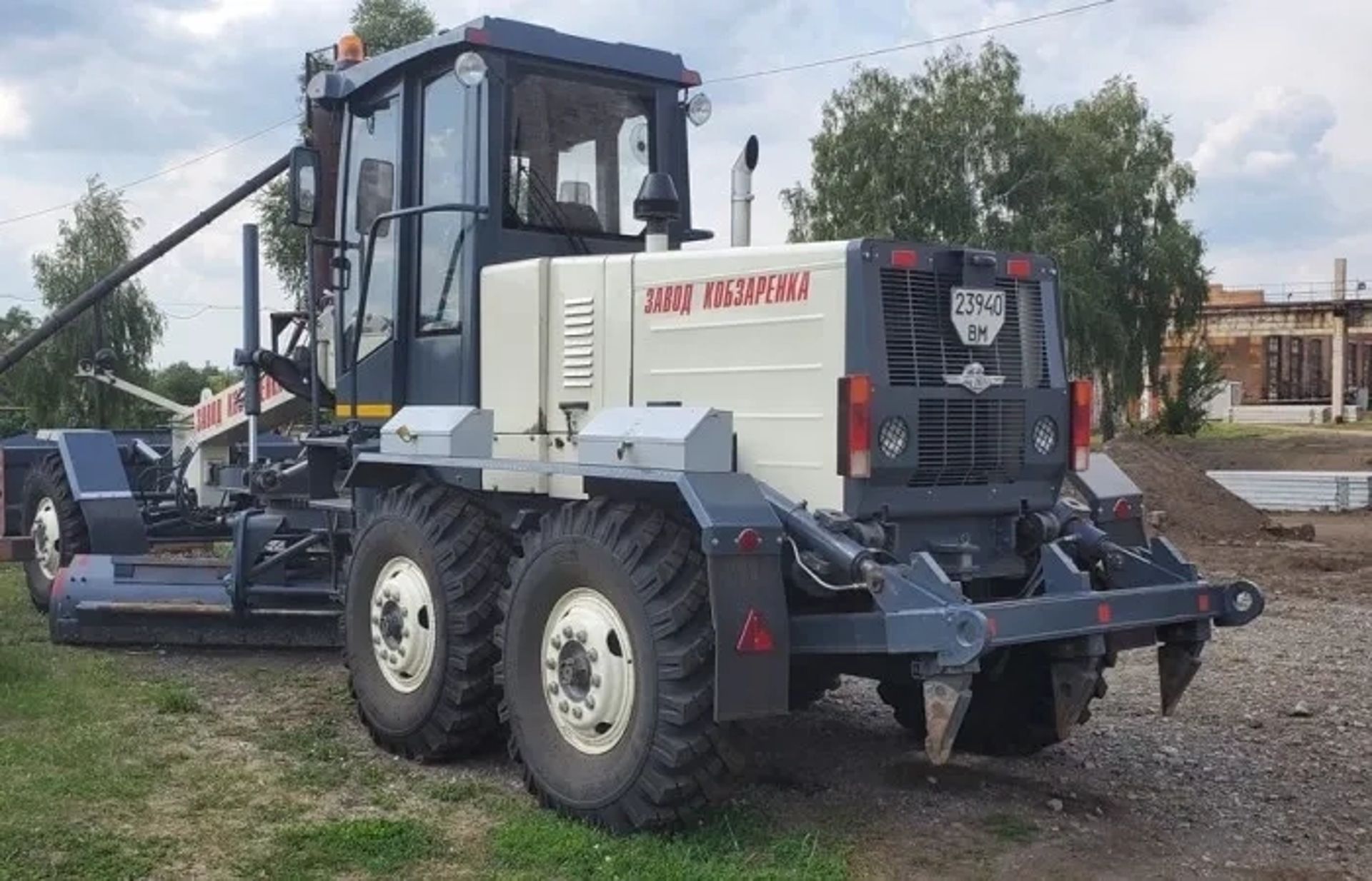 Автогрейдер ГС-14.02 для роботи з ґрунтами та сипучими матеріалами
