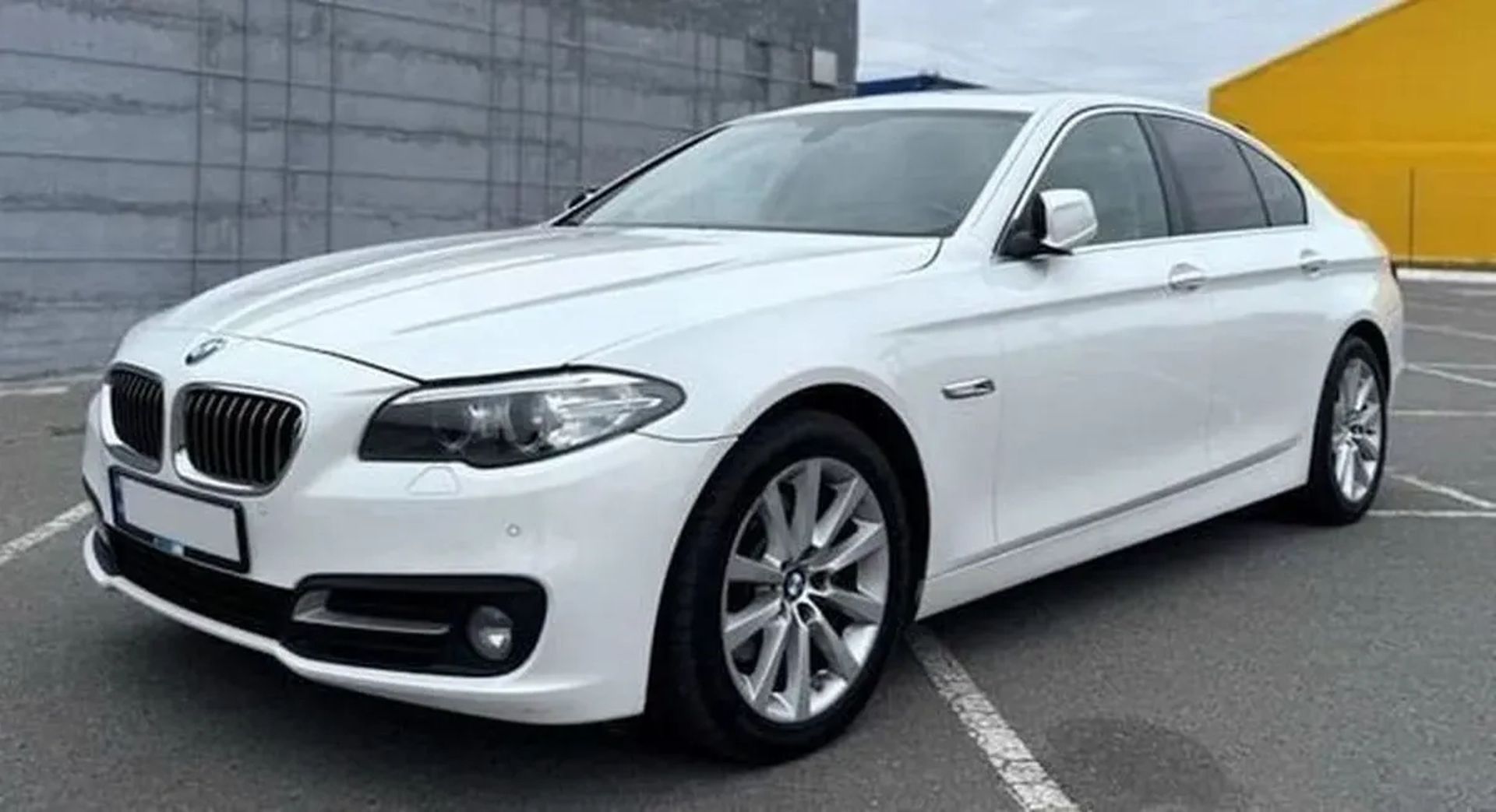 033 BMW 528i xDrive білий з водієм на весілля