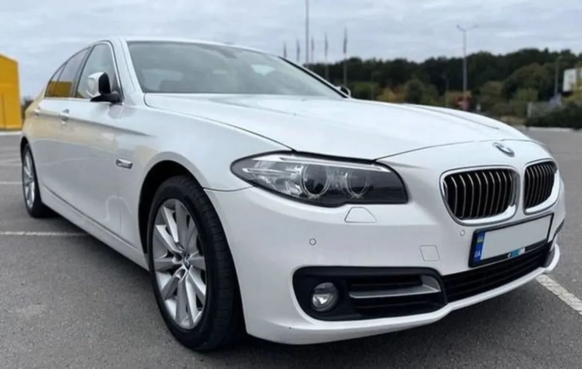 033 BMW 528i xDrive білий з водієм на весілля