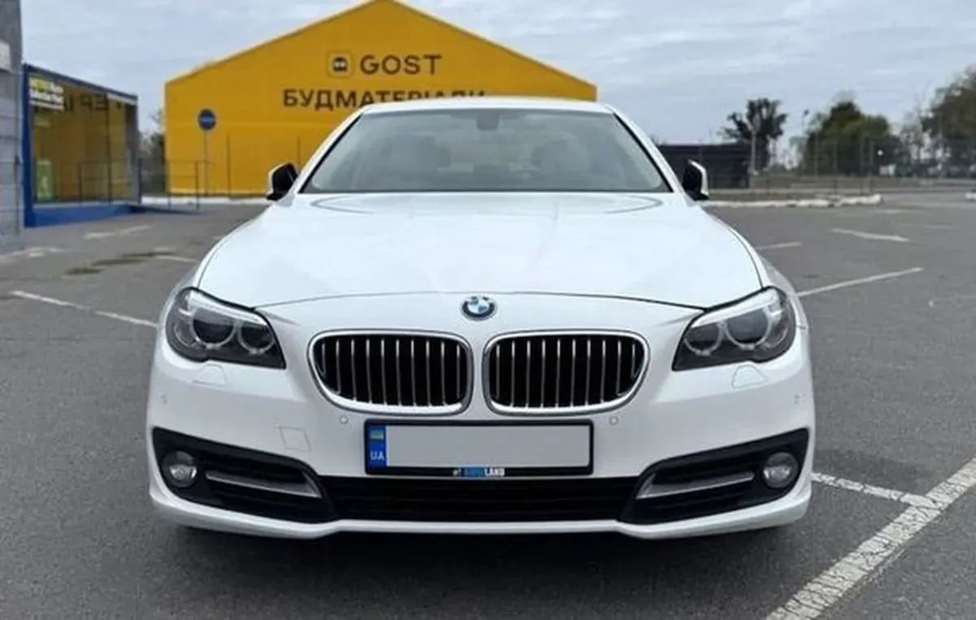 033 BMW 528i xDrive білий з водієм на весілля