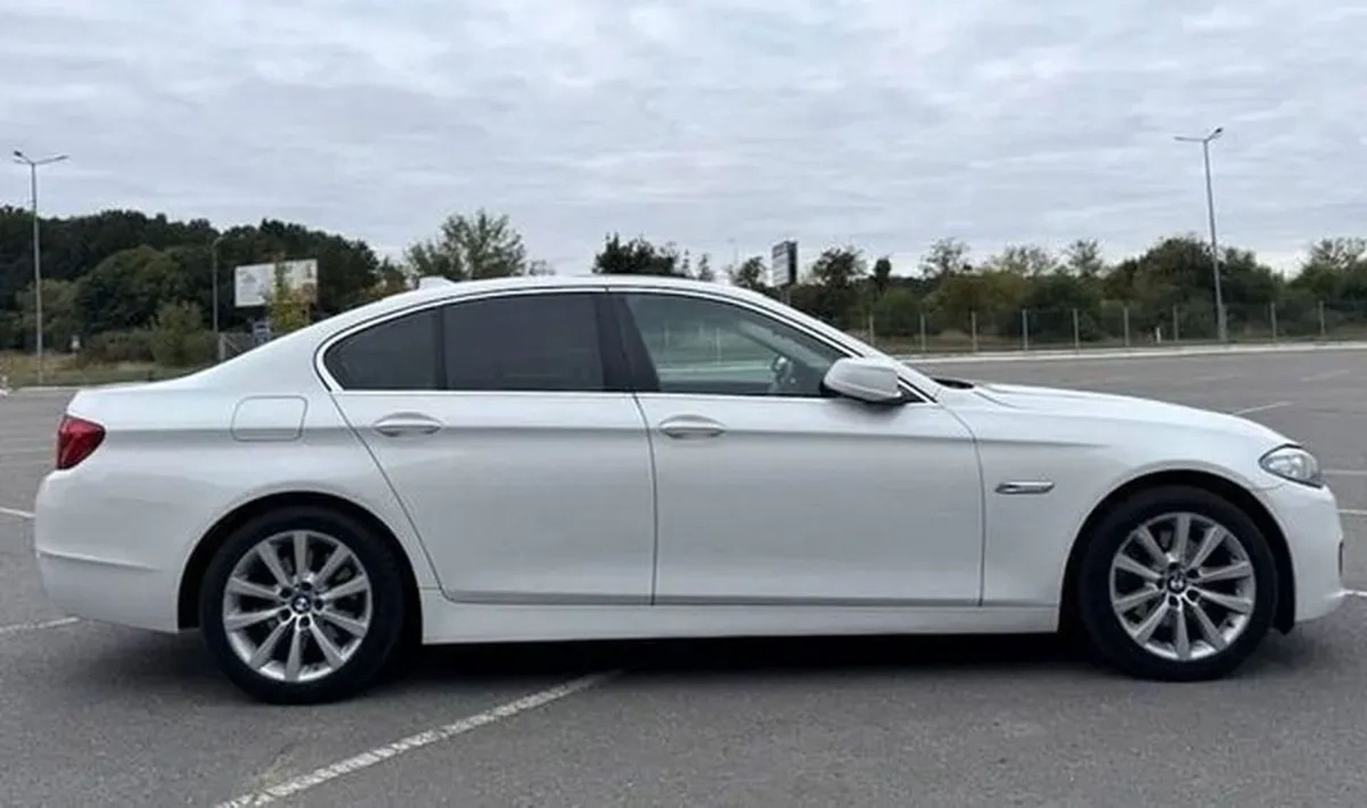 033 BMW 528i xDrive білий з водієм на весілля