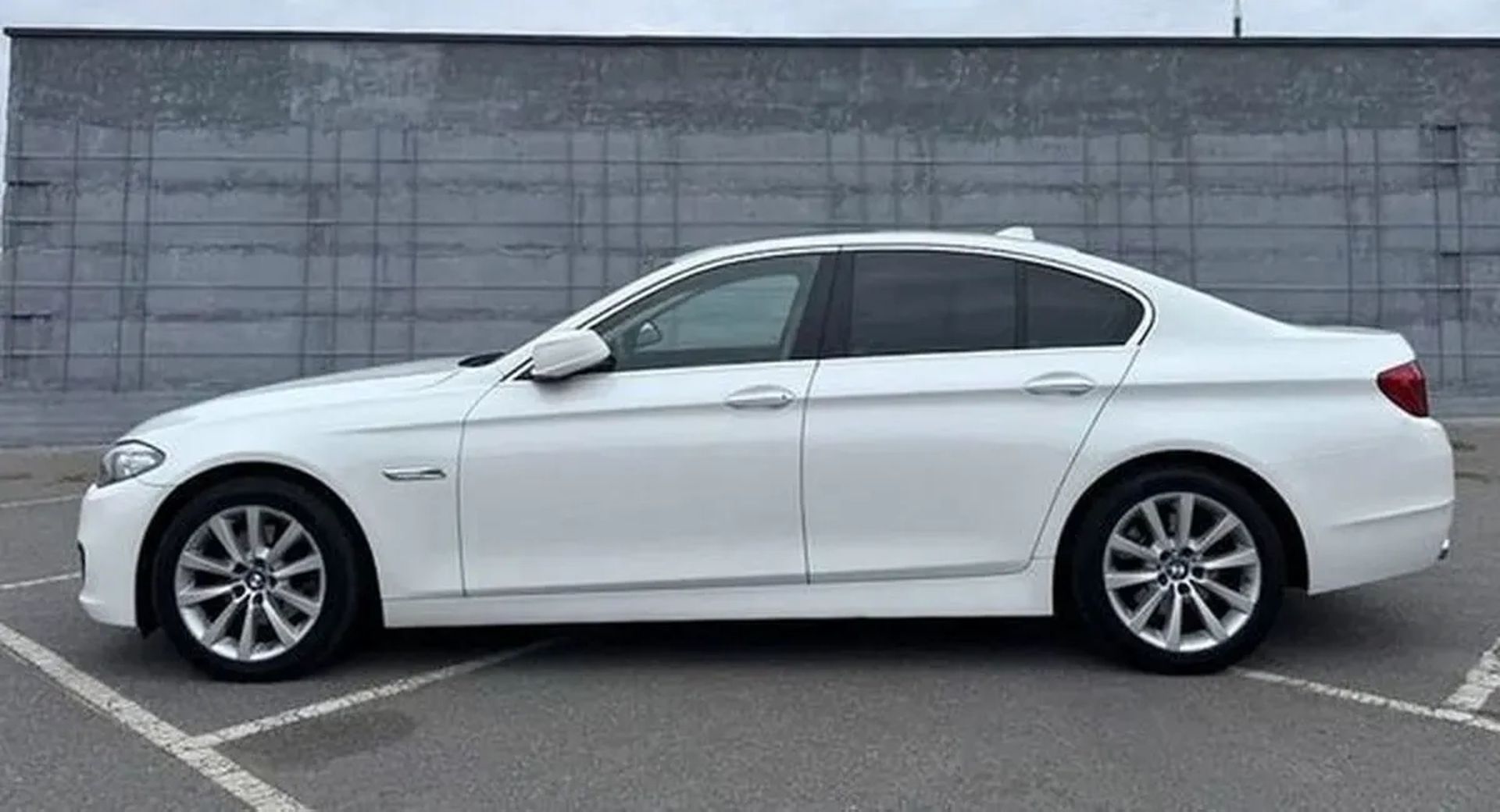 033 BMW 528i xDrive білий з водієм на весілля