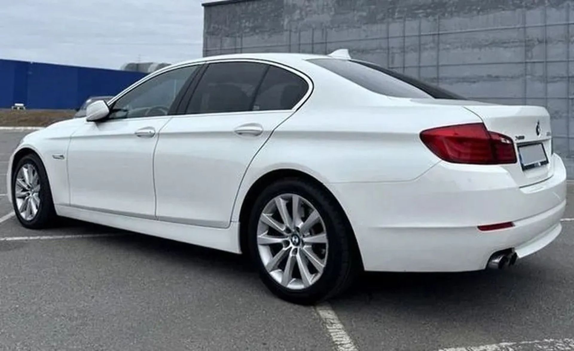 033 BMW 528i xDrive білий з водієм на весілля