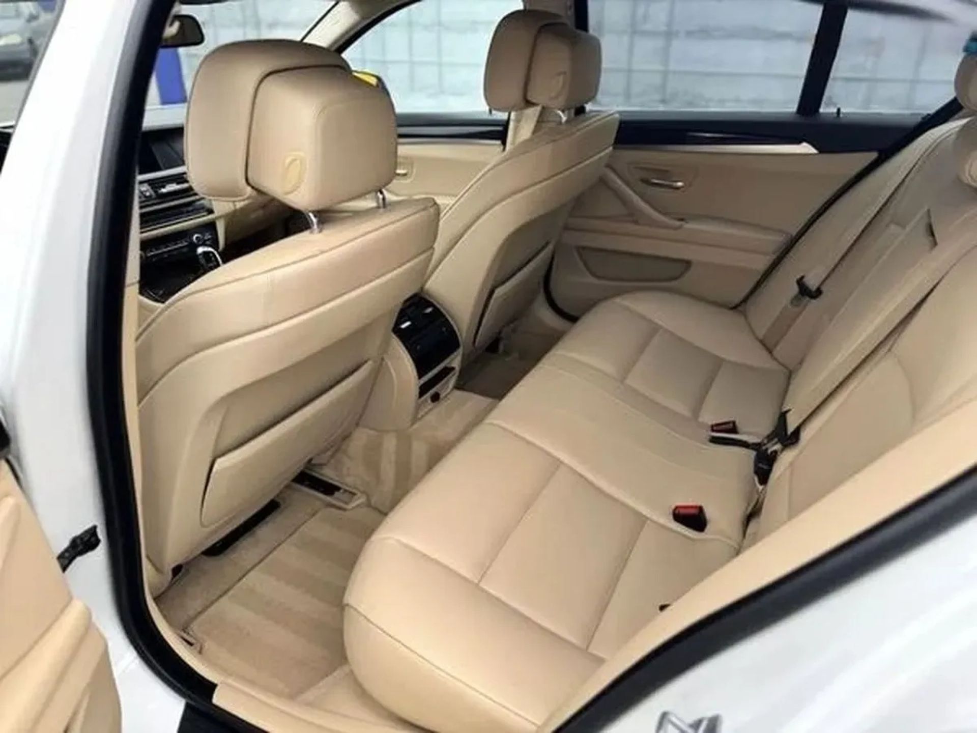 033 BMW 528i xDrive білий з водієм на весілля