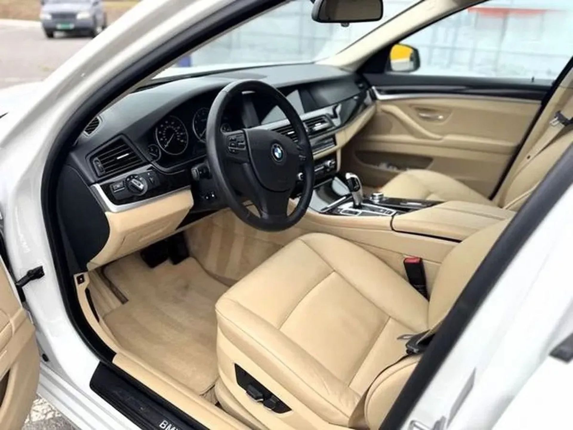 033 BMW 528i xDrive білий з водієм на весілля