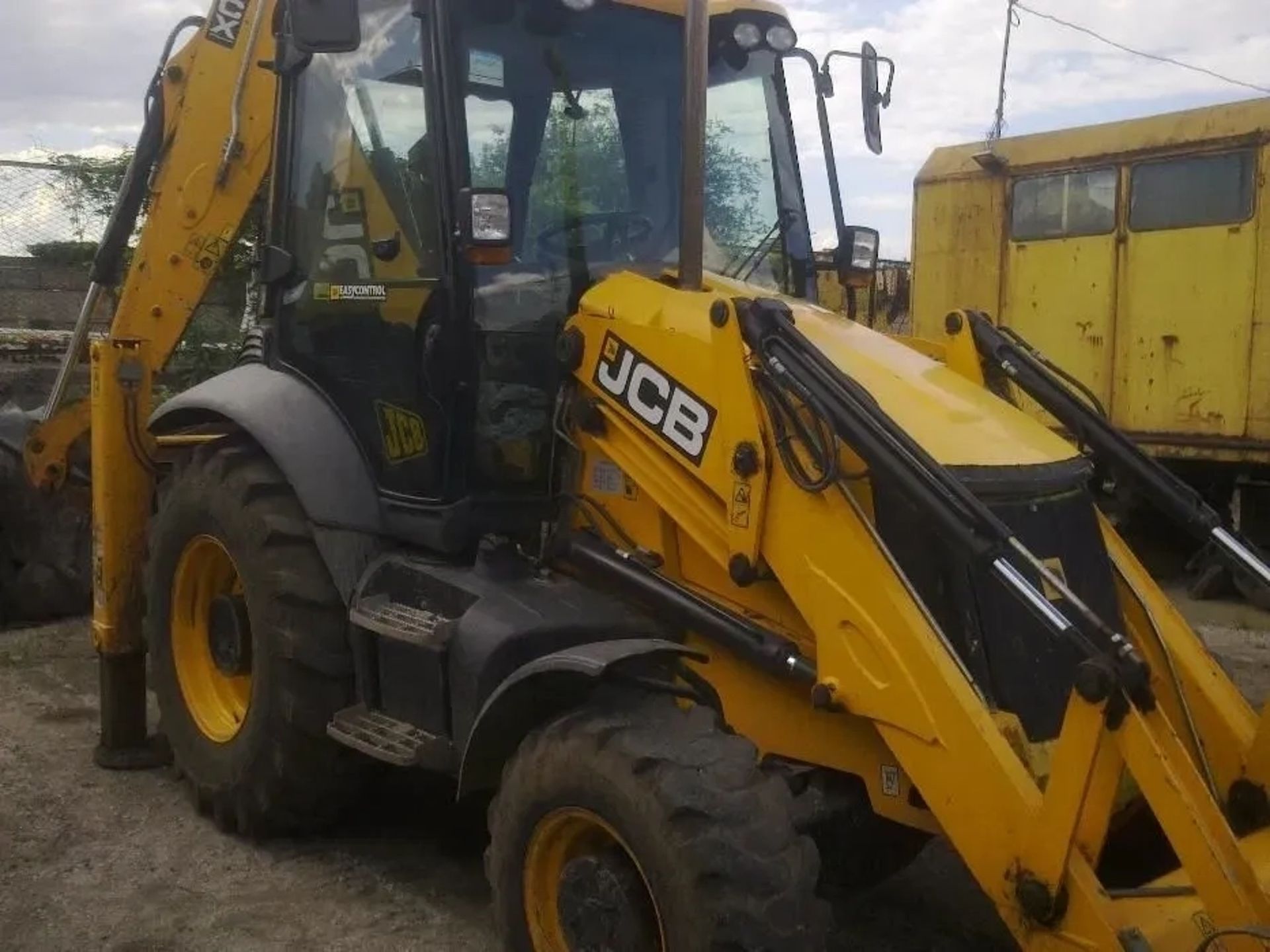 Екскаватор-навантажувач JCB-3CX з гідромолотом