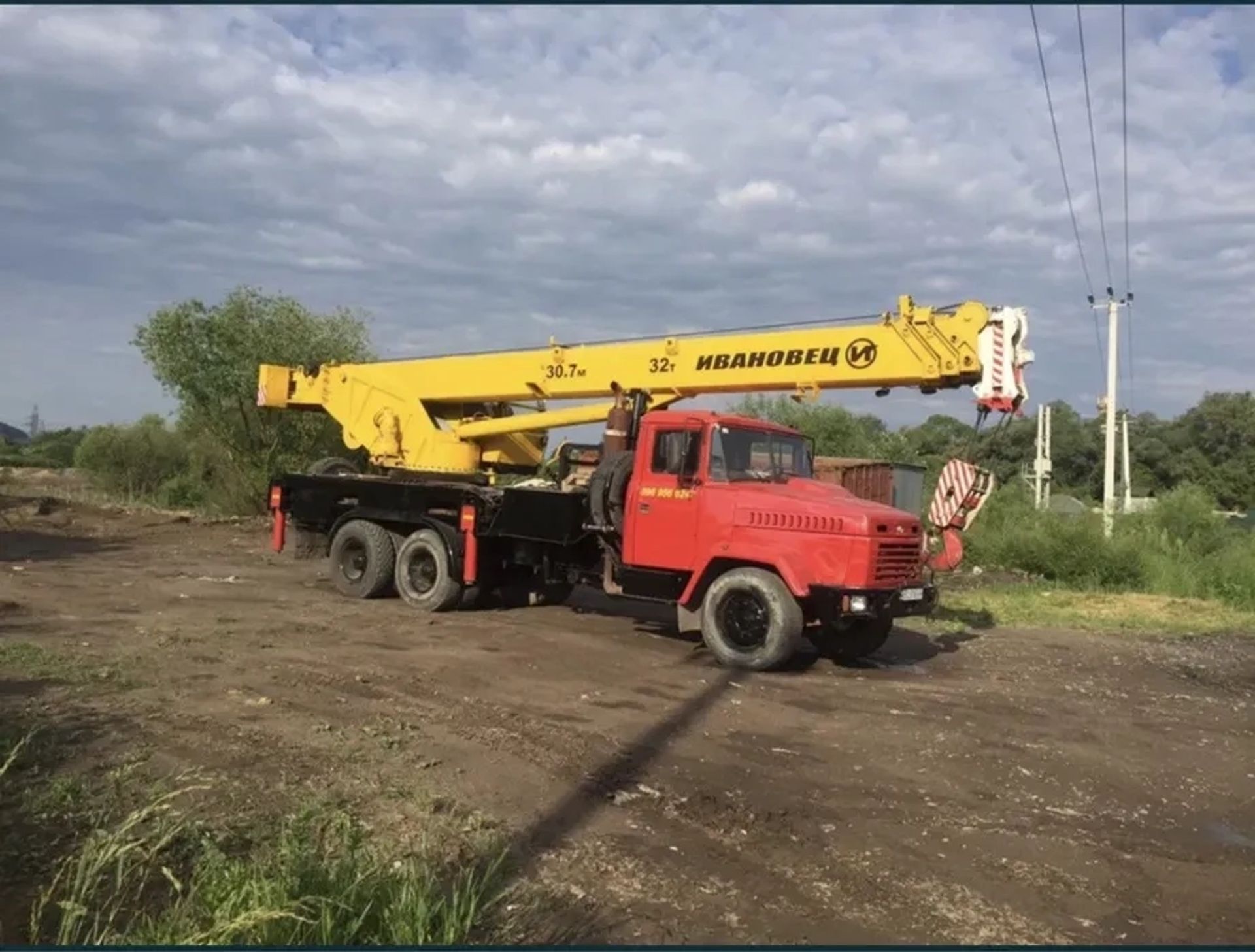 Автокран на базі КрАЗ (22 тонни, 21 метр)