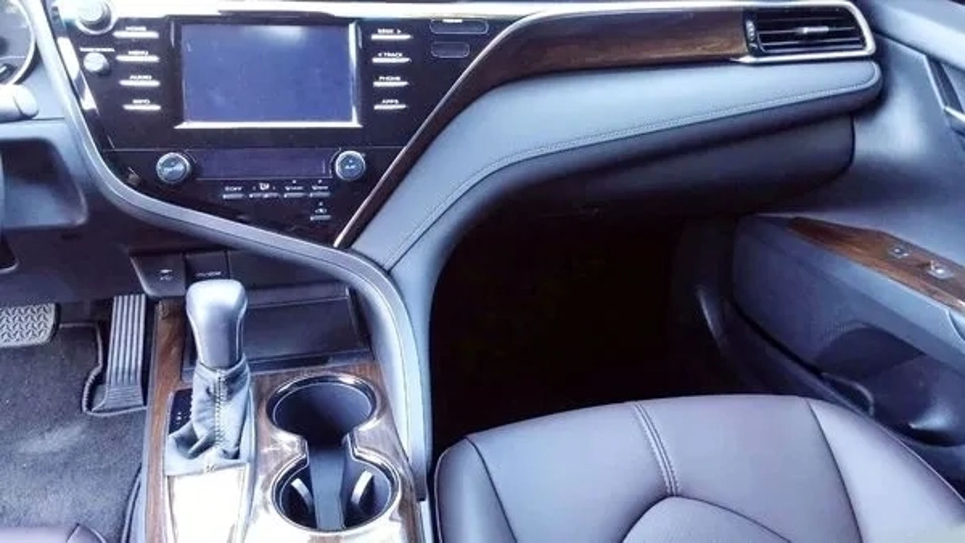 149 Toyota Camry V70 чорна авто на весілля