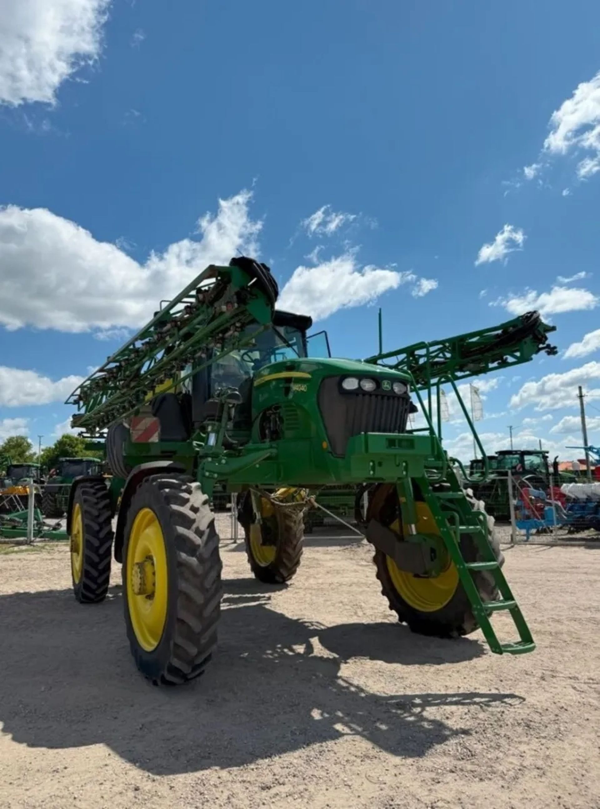 Обприскувач John Deere M4040 для фермерських господарств